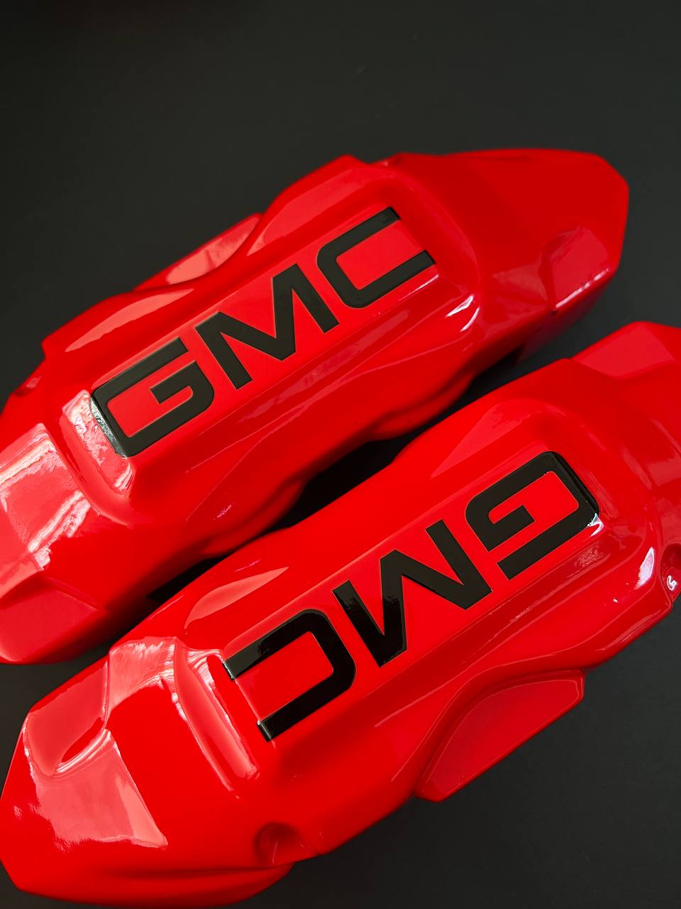 Червоні індивідуальні накладки на гальмівні супорти GMC Sierra 1500, комплект із 4 шт.