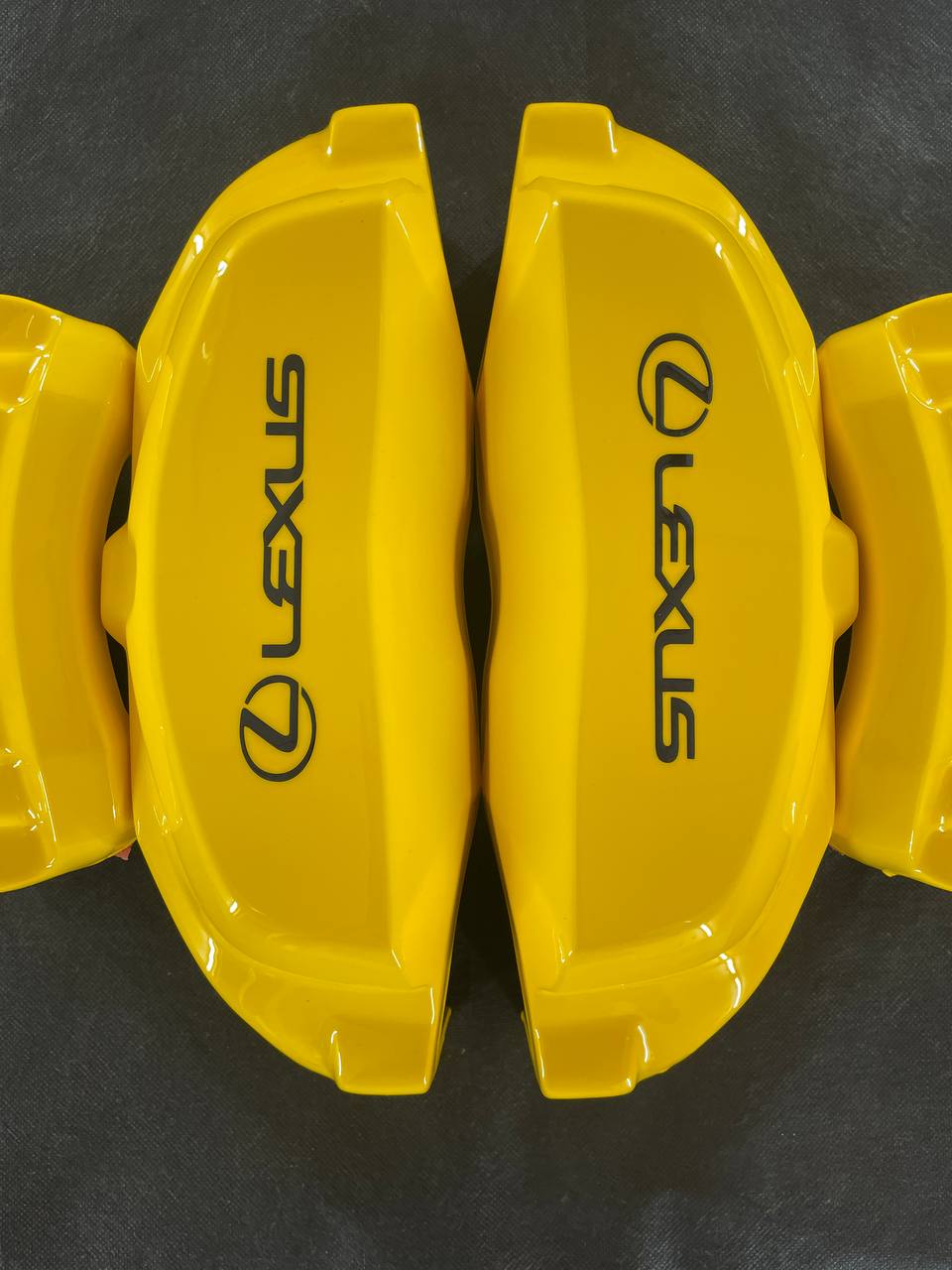 Жовті нестандартні накладки на гальмівні супорти Lexus IS350 2006-2019, комплект із 4 шт.