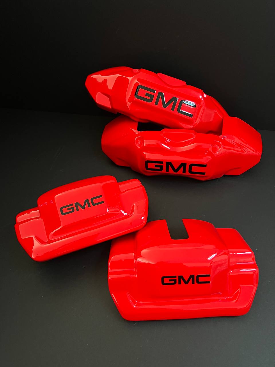 Червоні індивідуальні накладки на гальмівні супорти GMC Sierra 1500, комплект із 4 шт.