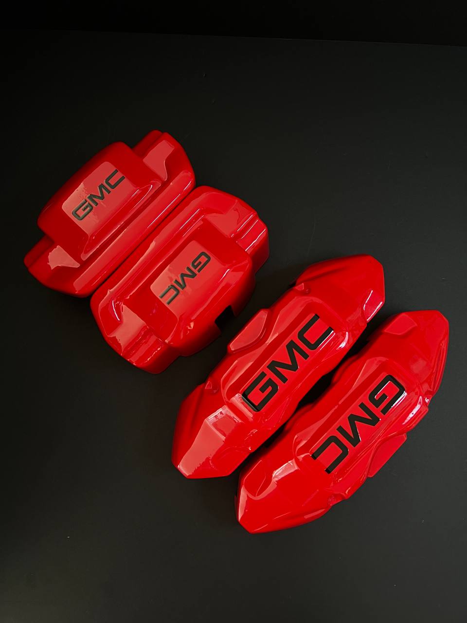 Червоні індивідуальні накладки на гальмівні супорти GMC Sierra 1500, комплект із 4 шт.