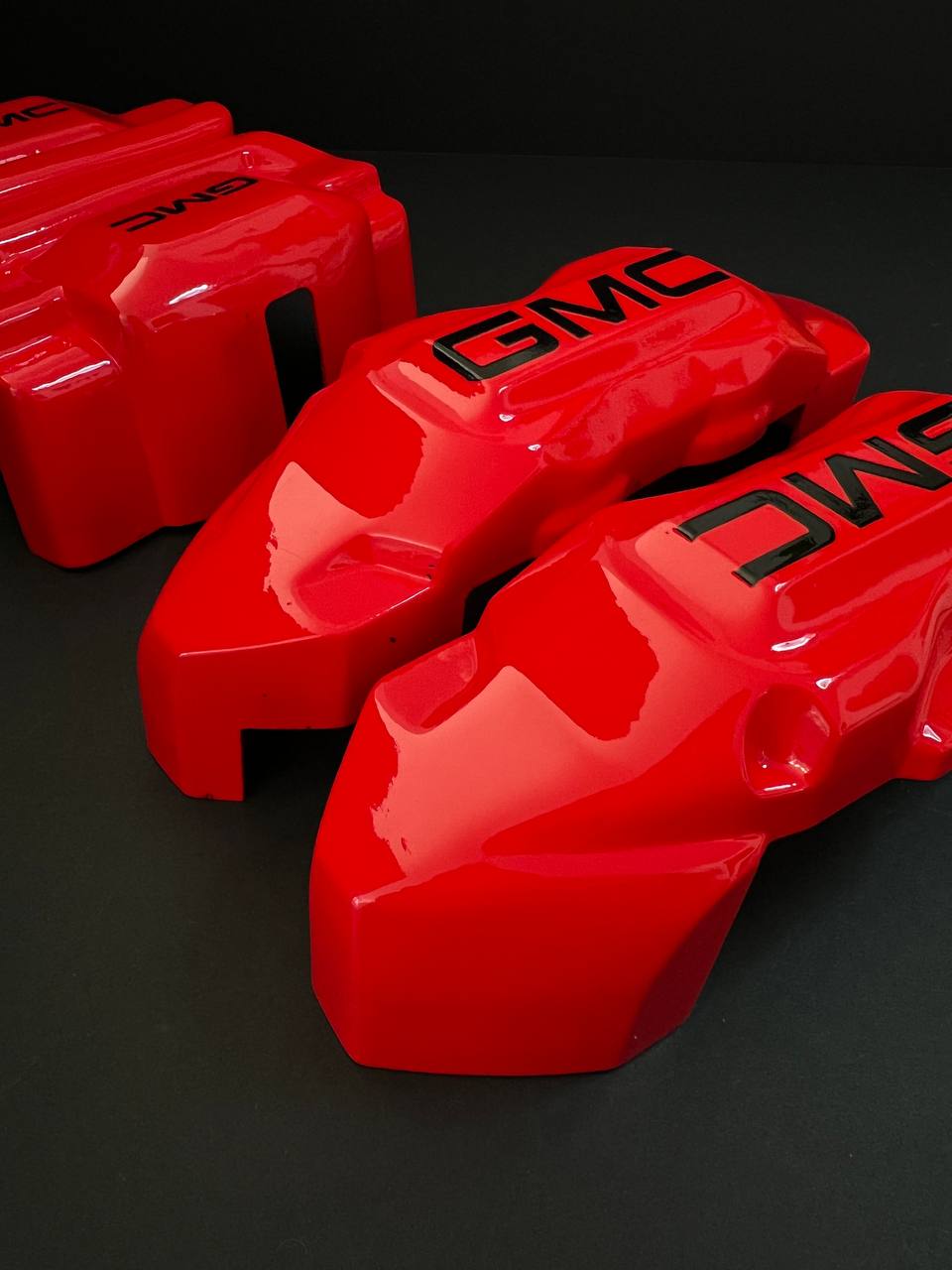 Червоні індивідуальні накладки на гальмівні супорти GMC Sierra 1500, комплект із 4 шт.