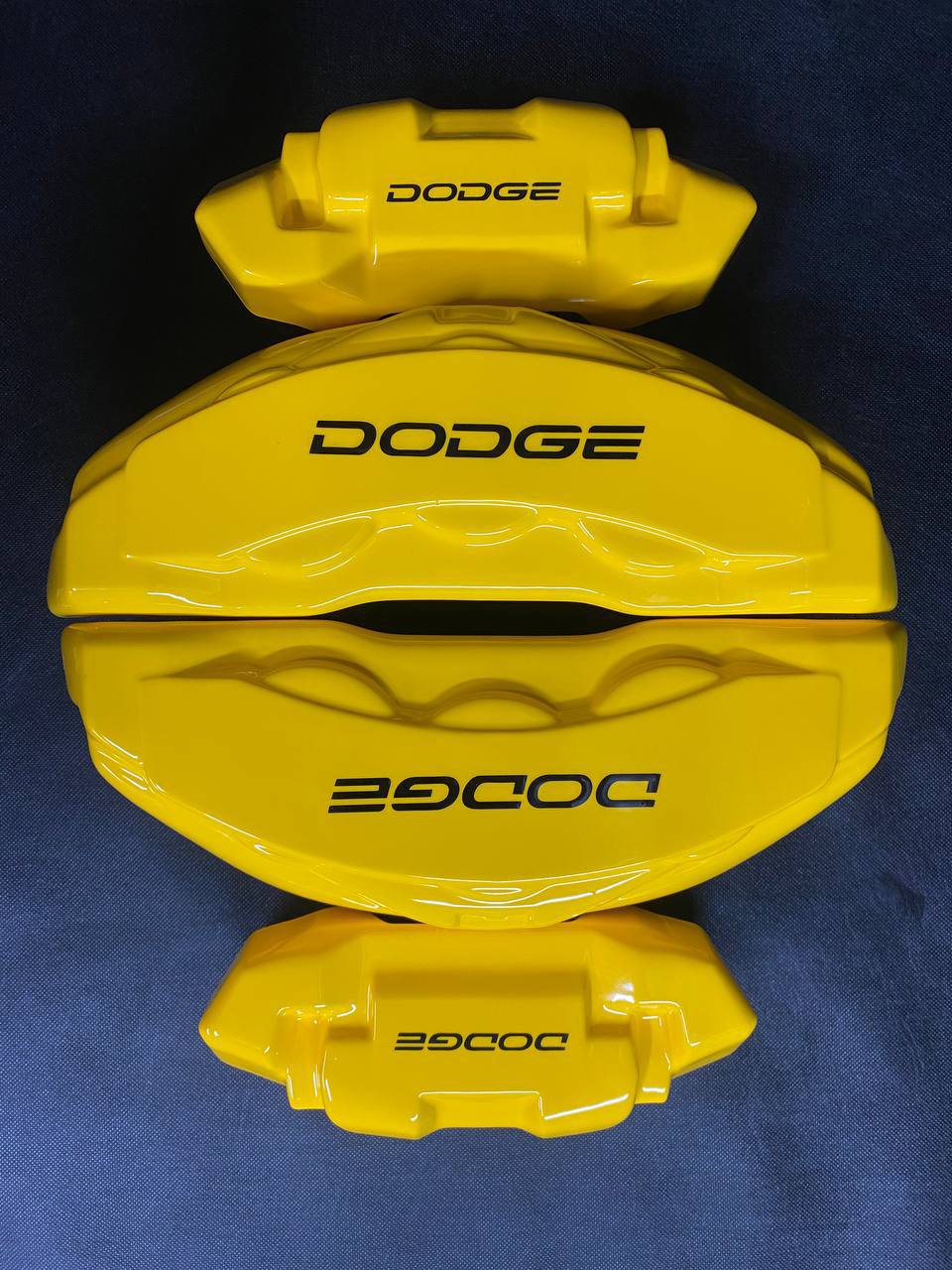 Жовті нестандартні накладки на гальмівні супорти Dodge Durango 2011-2017, комплект з 4 шт.