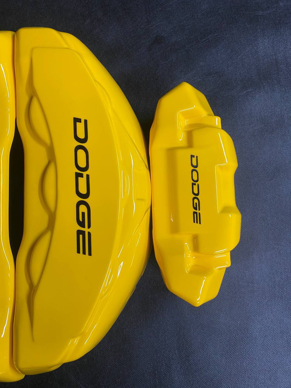 Жовті нестандартні накладки на гальмівні супорти Dodge Durango 2011-2017, комплект з 4 шт.