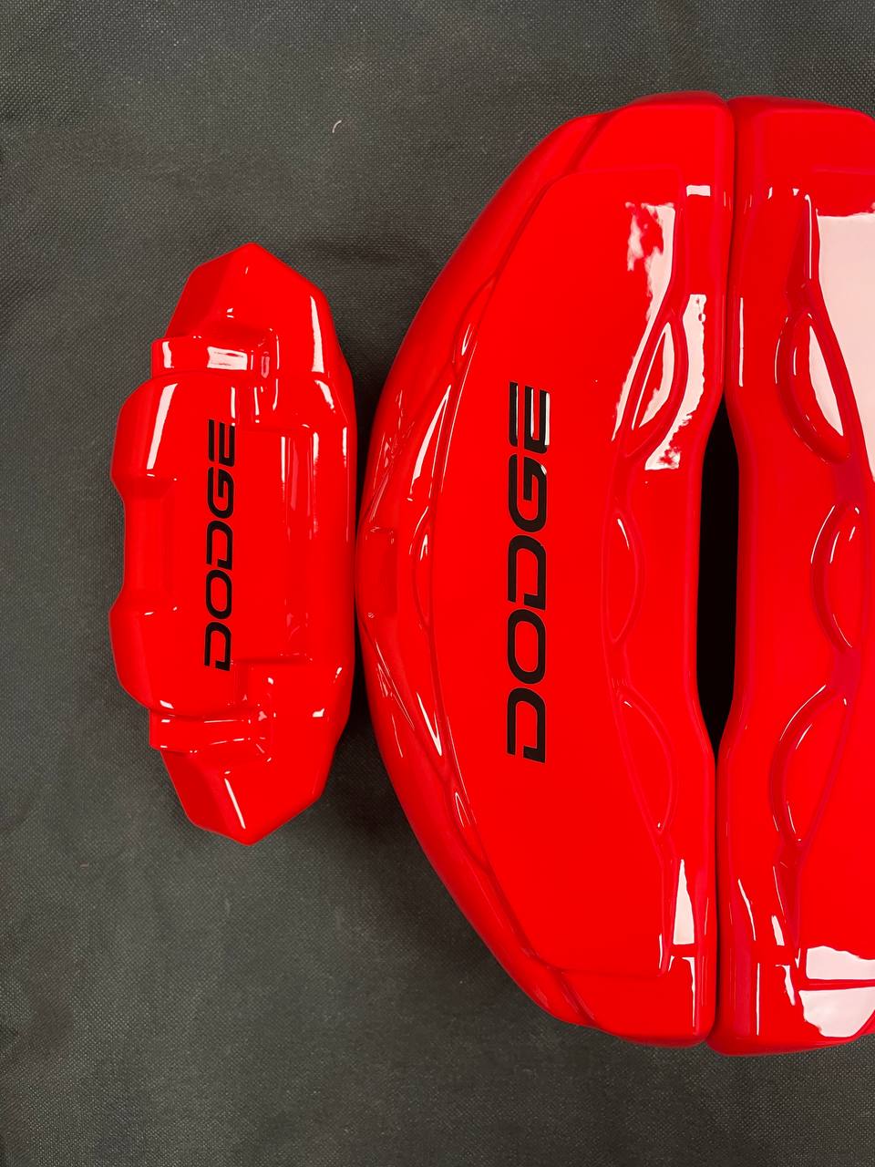 Червоні індивідуальні накладки на супорти гальм для Dodge Durango 2011-2017, комплект з 4 шт.