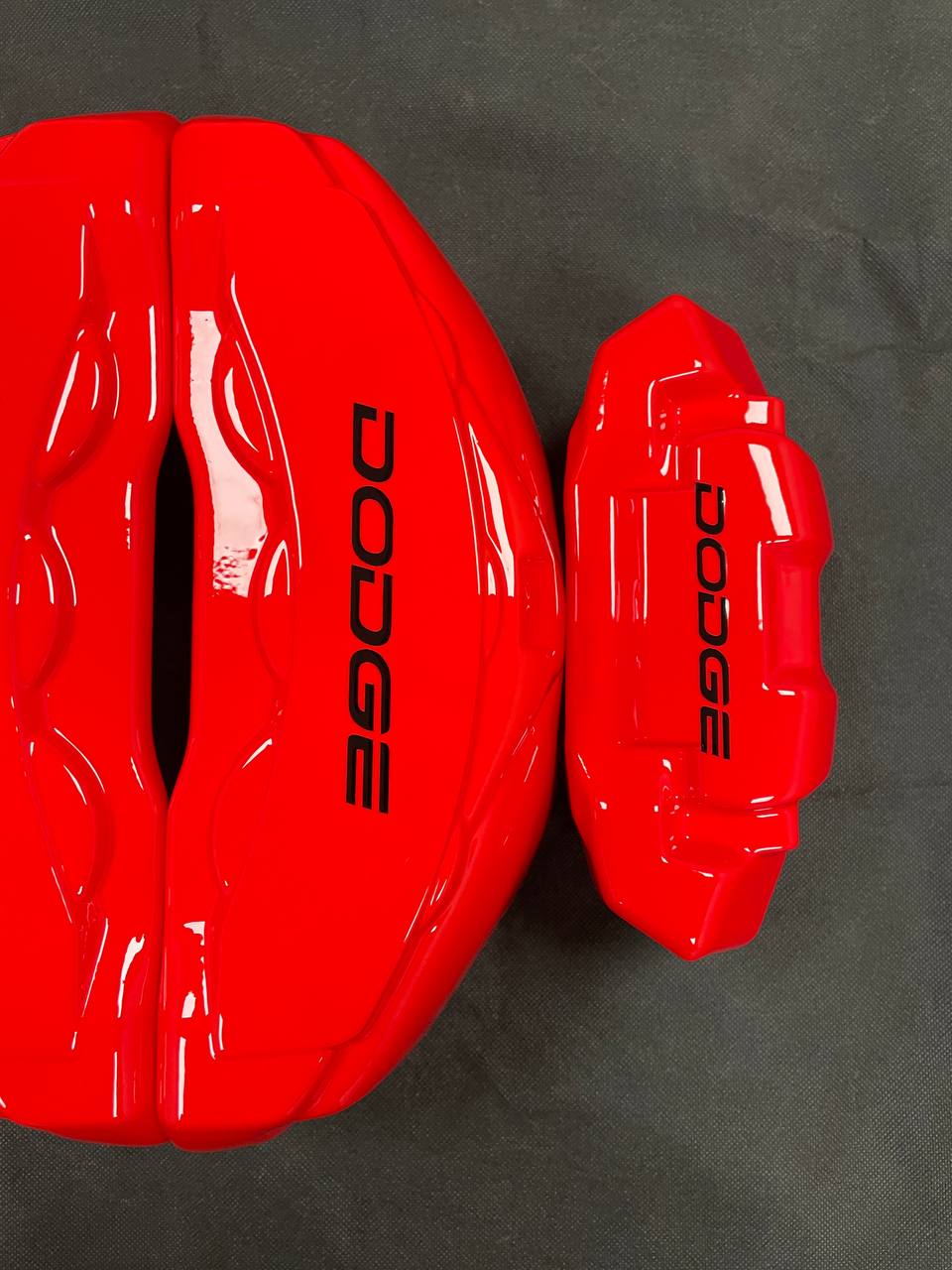 Червоні індивідуальні накладки на супорти гальм для Dodge Durango 2011-2017, комплект з 4 шт.