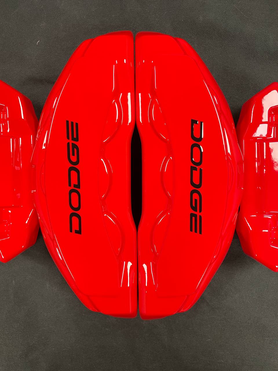 Червоні індивідуальні накладки на супорти гальм для Dodge Durango 2011-2017, комплект з 4 шт.