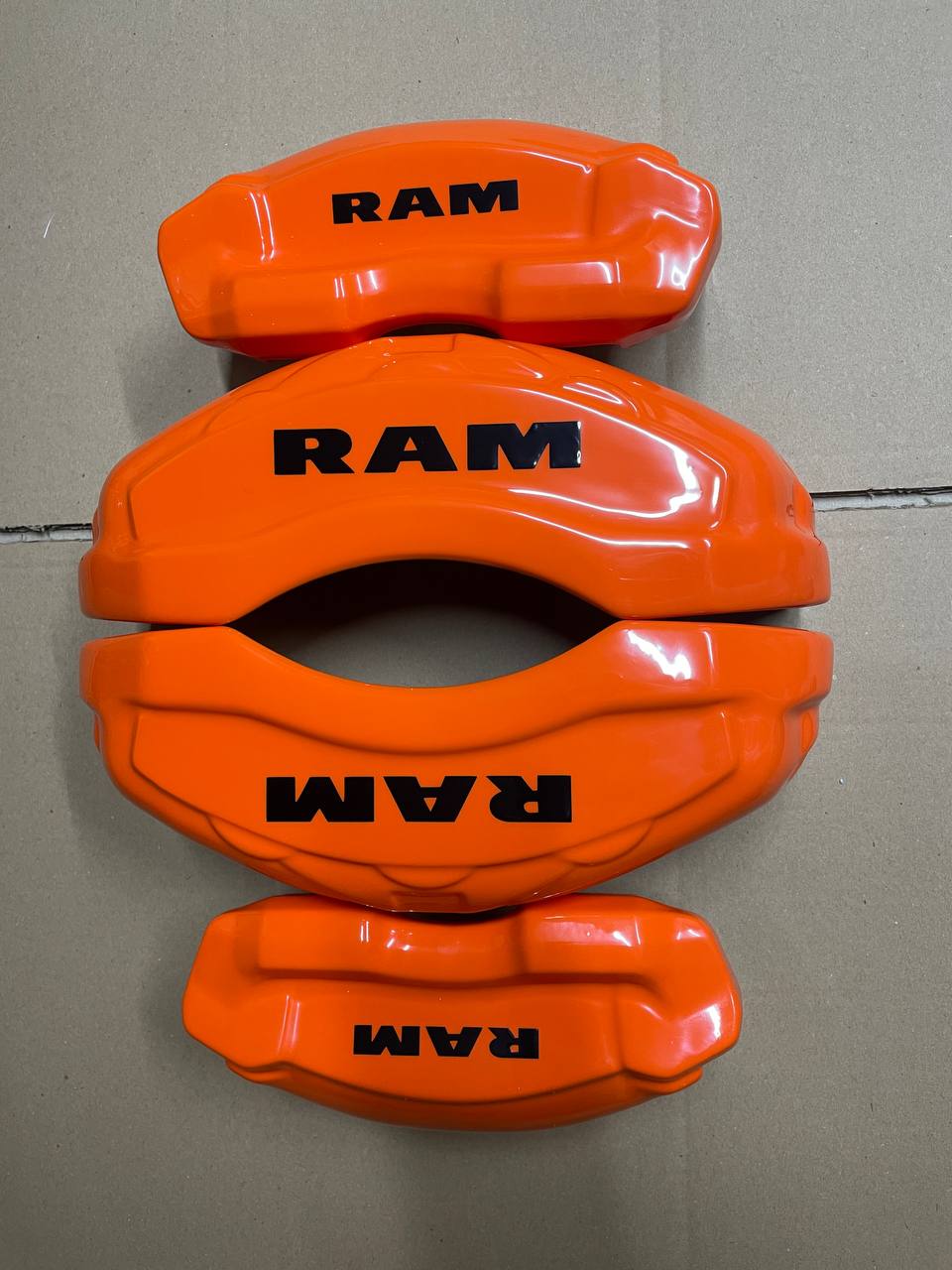 Помаранчеві кастомні накладки на гальмівні супорти Dodge Ram 1500 2013-2017, комплект з 4 шт.