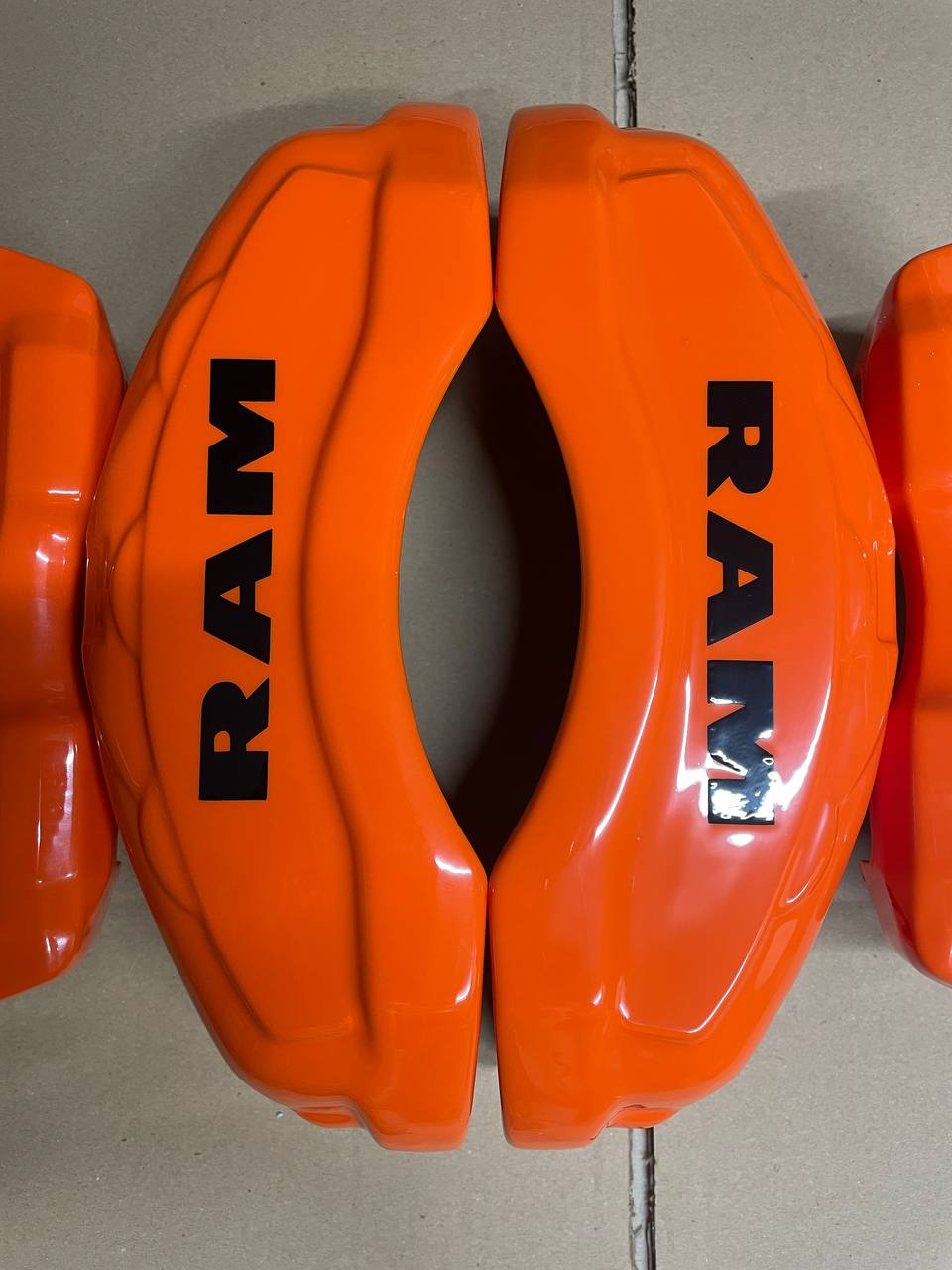 Помаранчеві кастомні накладки на гальмівні супорти Dodge Ram 1500 2013-2017, комплект з 4 шт.