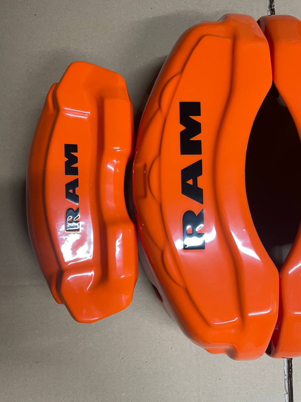 Помаранчеві кастомні накладки на гальмівні супорти Dodge Ram 1500 2013-2017, комплект з 4 шт.