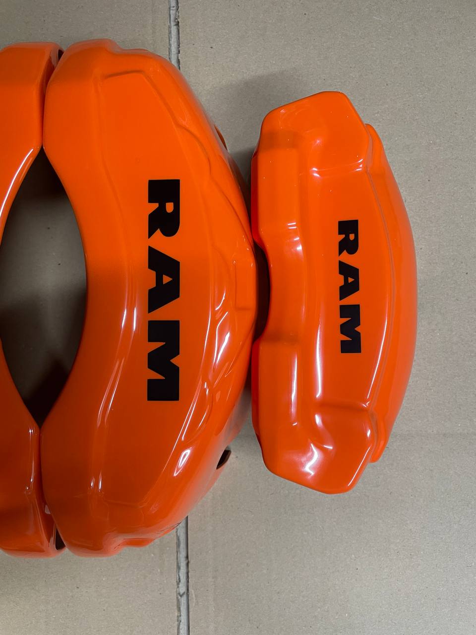 Помаранчеві кастомні накладки на гальмівні супорти Dodge Ram 1500 2013-2017, комплект з 4 шт.