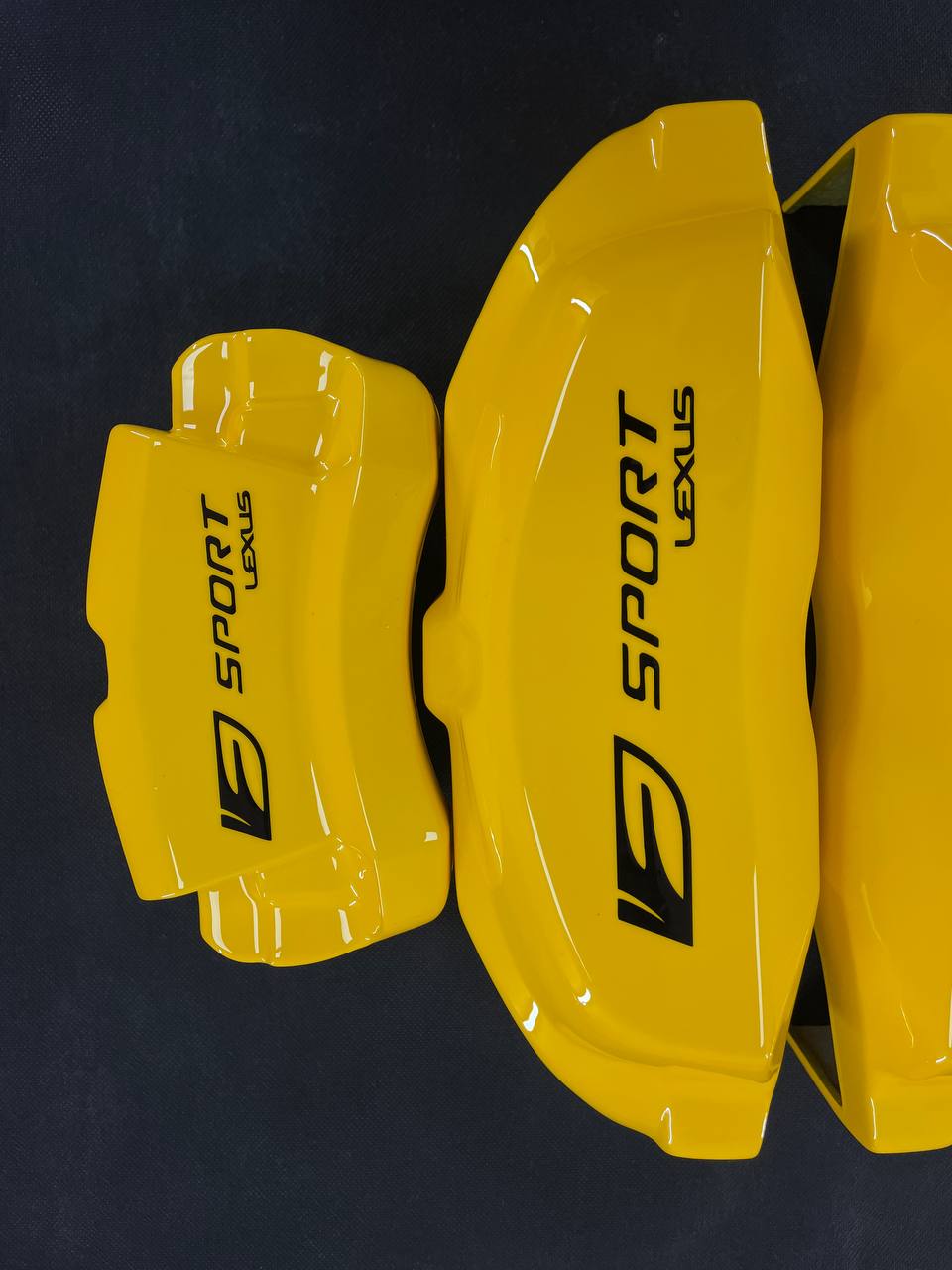Жовті спортивні накладки на супорти Lexus IS350 2006-2019, комплект із 4 шт.