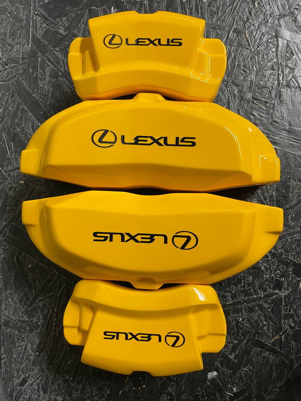 Жовті нестандартні накладки на гальмівні супорти Lexus IS350 2006-2019, комплект із 4 шт.