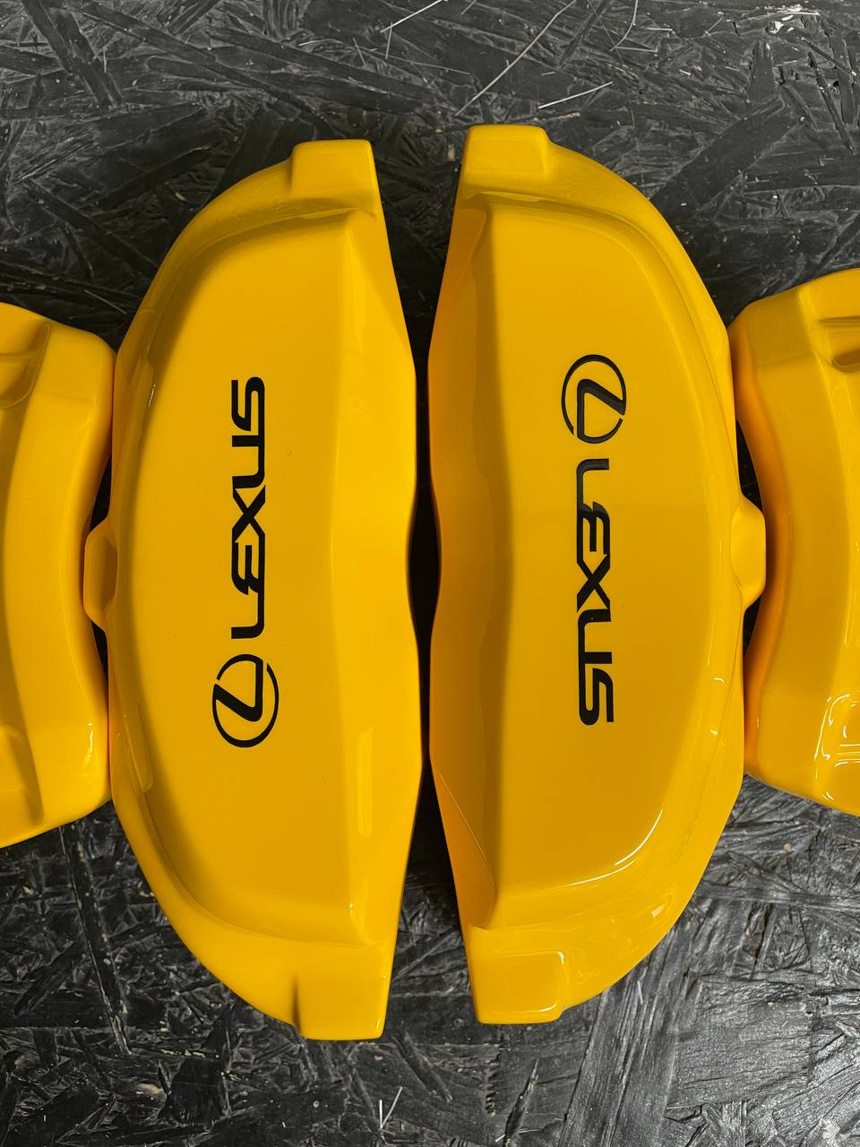 Жовті нестандартні накладки на гальмівні супорти Lexus IS350 2006-2019, комплект із 4 шт.