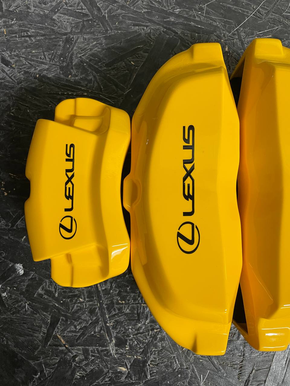 Жовті нестандартні накладки на гальмівні супорти Lexus IS350 2006-2019, комплект із 4 шт.