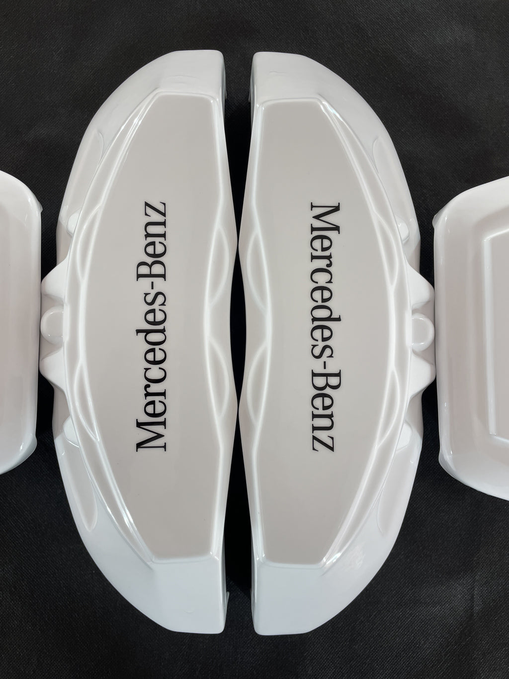 Білі кастомні накладки на гальмівні супорти Mercedes Benz, комплект із 4 шт.