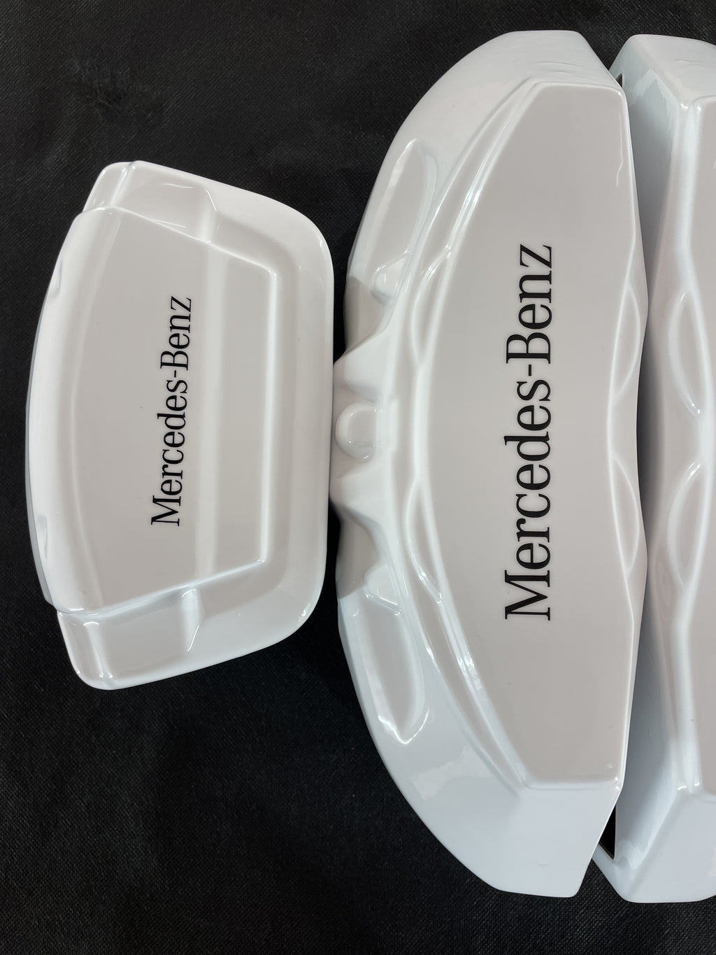 Білі кастомні накладки на гальмівні супорти Mercedes Benz, комплект із 4 шт.