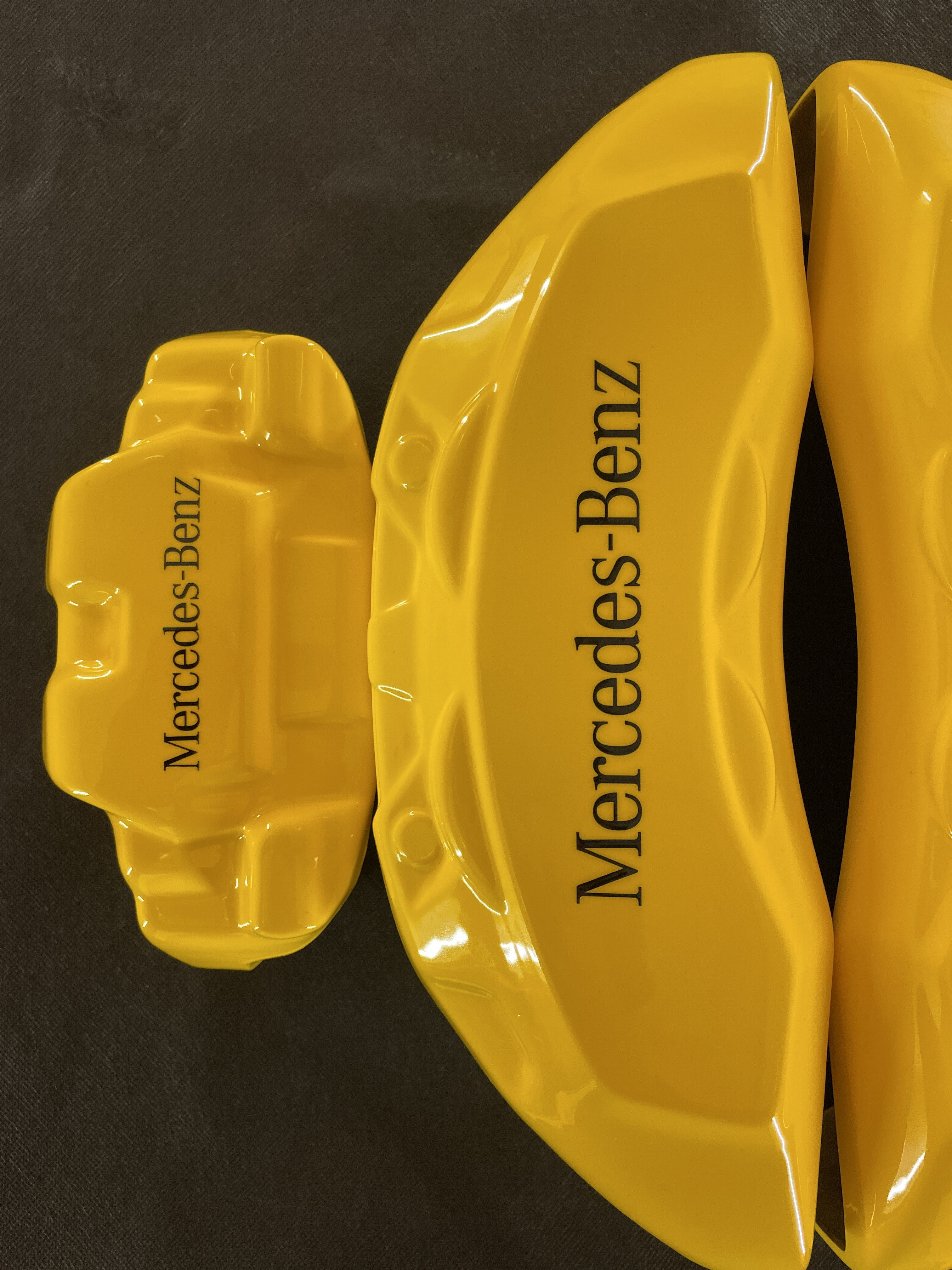Mercedes Benz жовті індивідуальні накладки на супорти гальм, комплект з 4 шт.