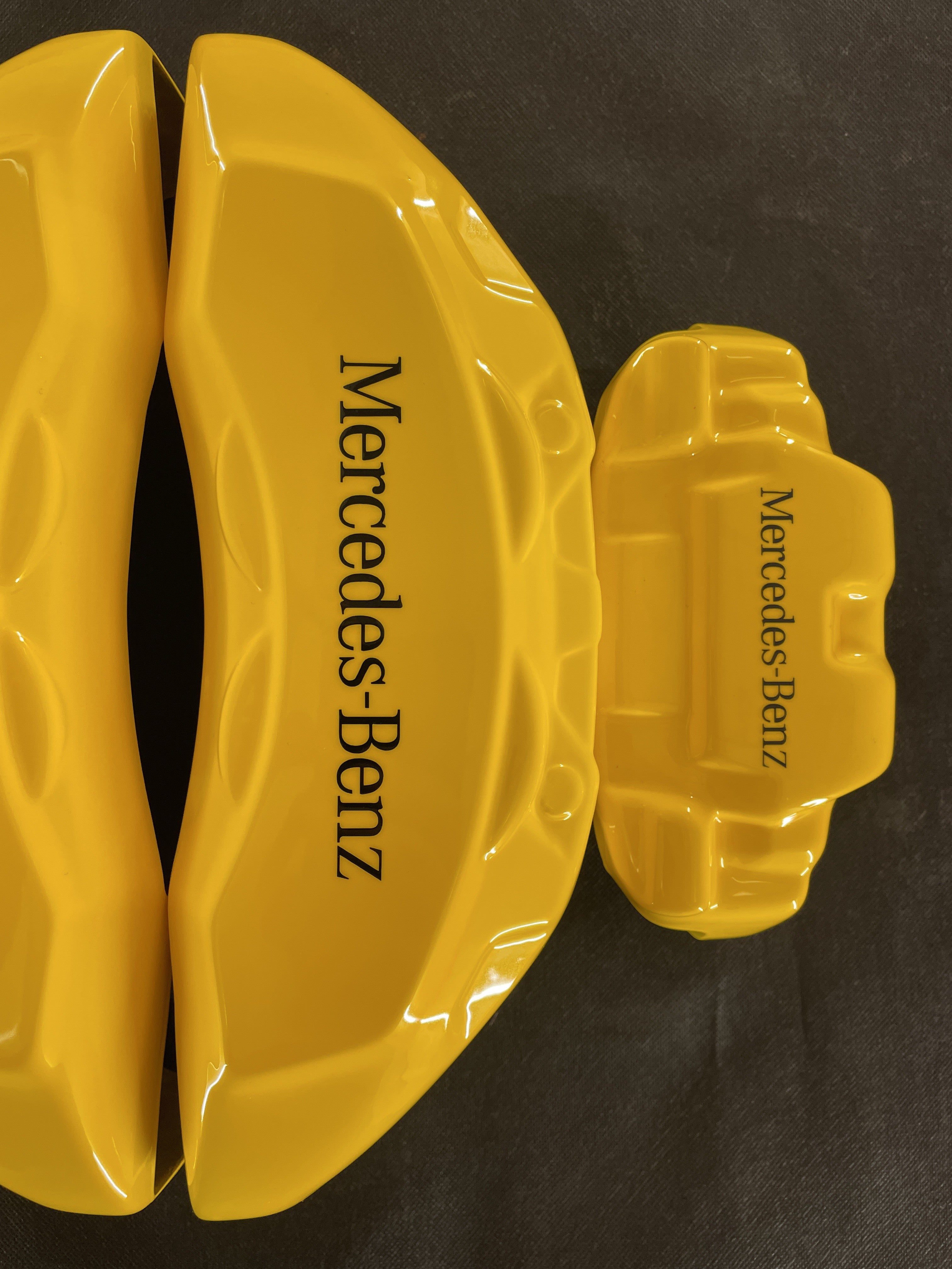 Mercedes Benz жовті індивідуальні накладки на супорти гальм, комплект з 4 шт.