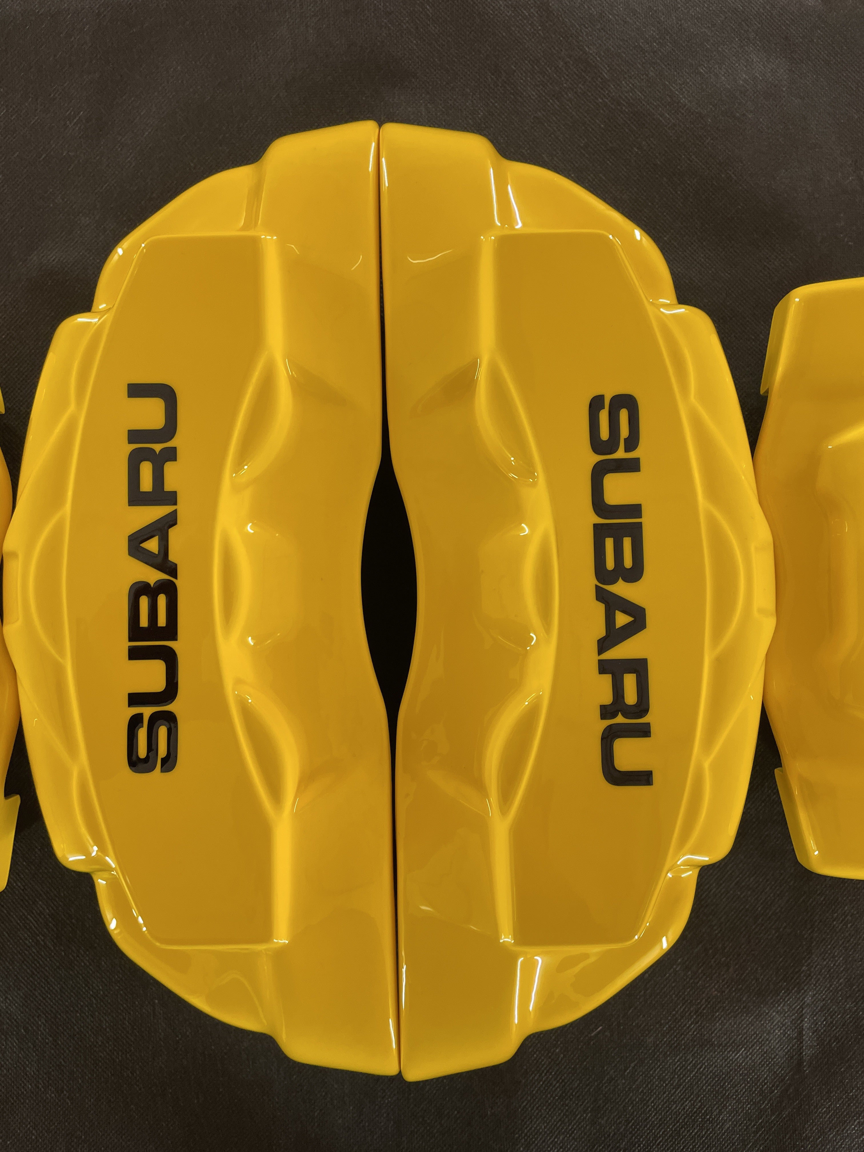 Жовті нестандартні накладки на гальмівні супорти Subaru, комплект із 4 шт.