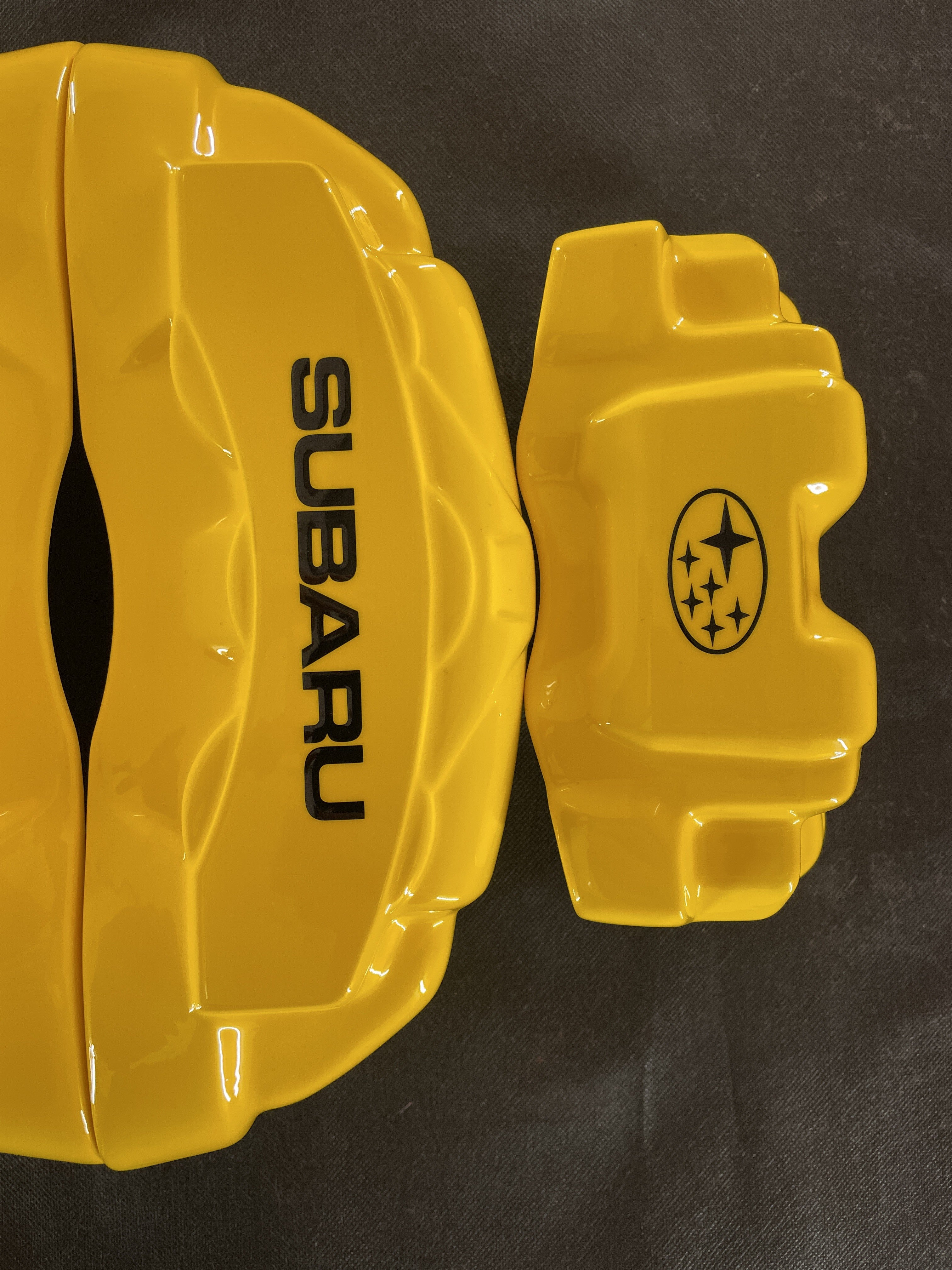 Жовті нестандартні накладки на гальмівні супорти Subaru, комплект із 4 шт.