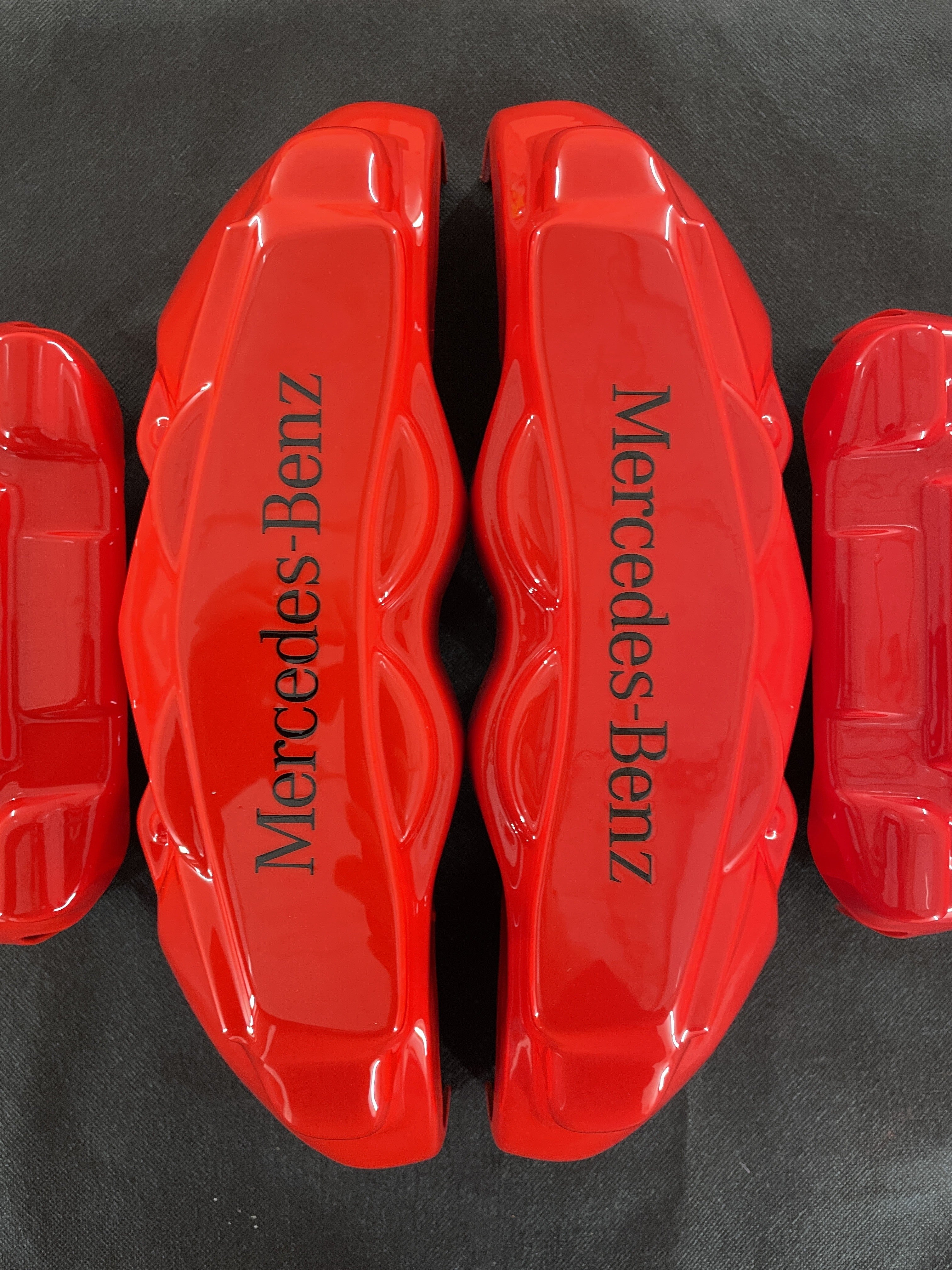 Червоні накладки на гальмівні супорти Mercedes Benz, комплект із 4 шт.