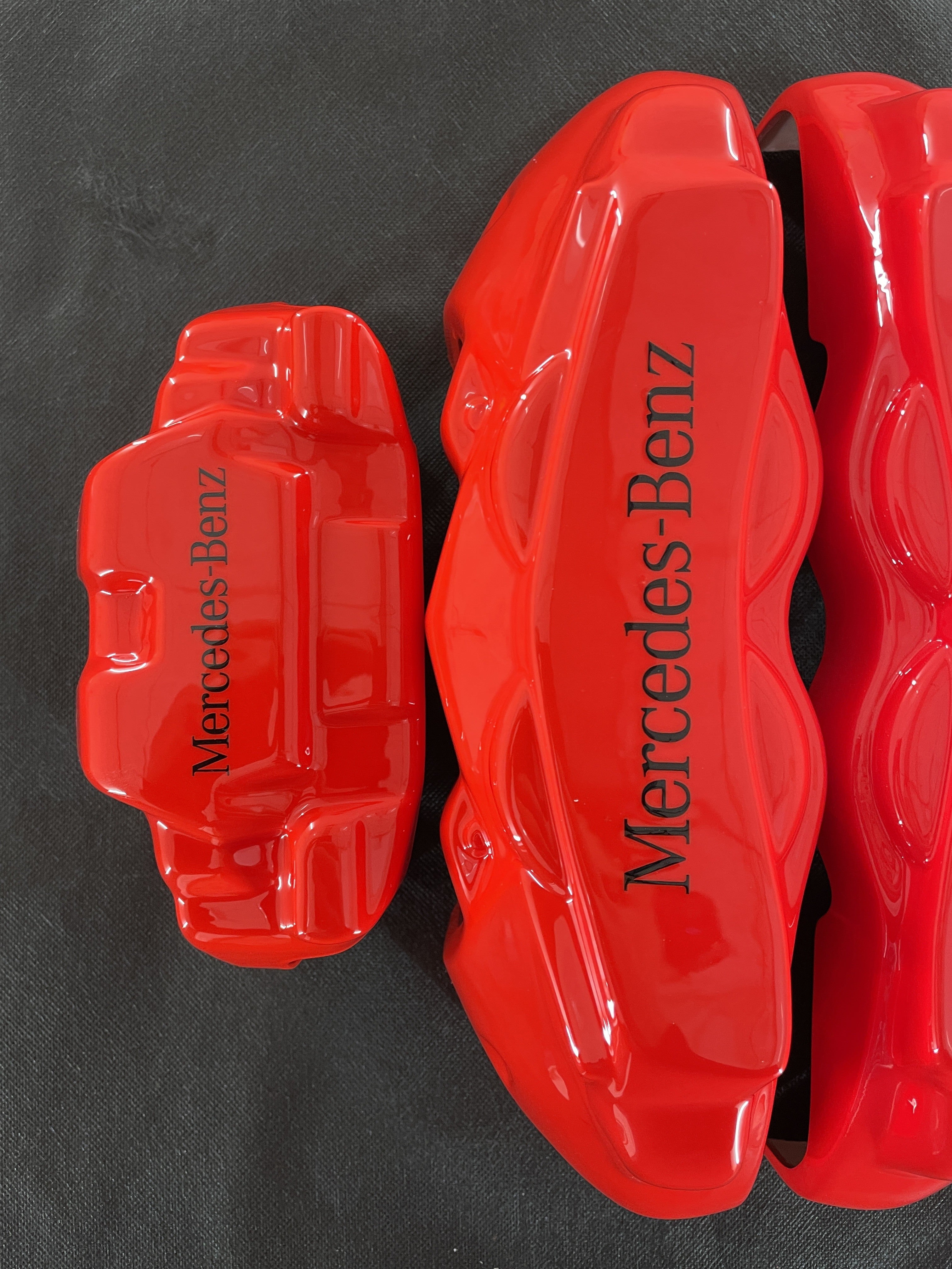 Червоні накладки на гальмівні супорти Mercedes Benz, комплект із 4 шт.