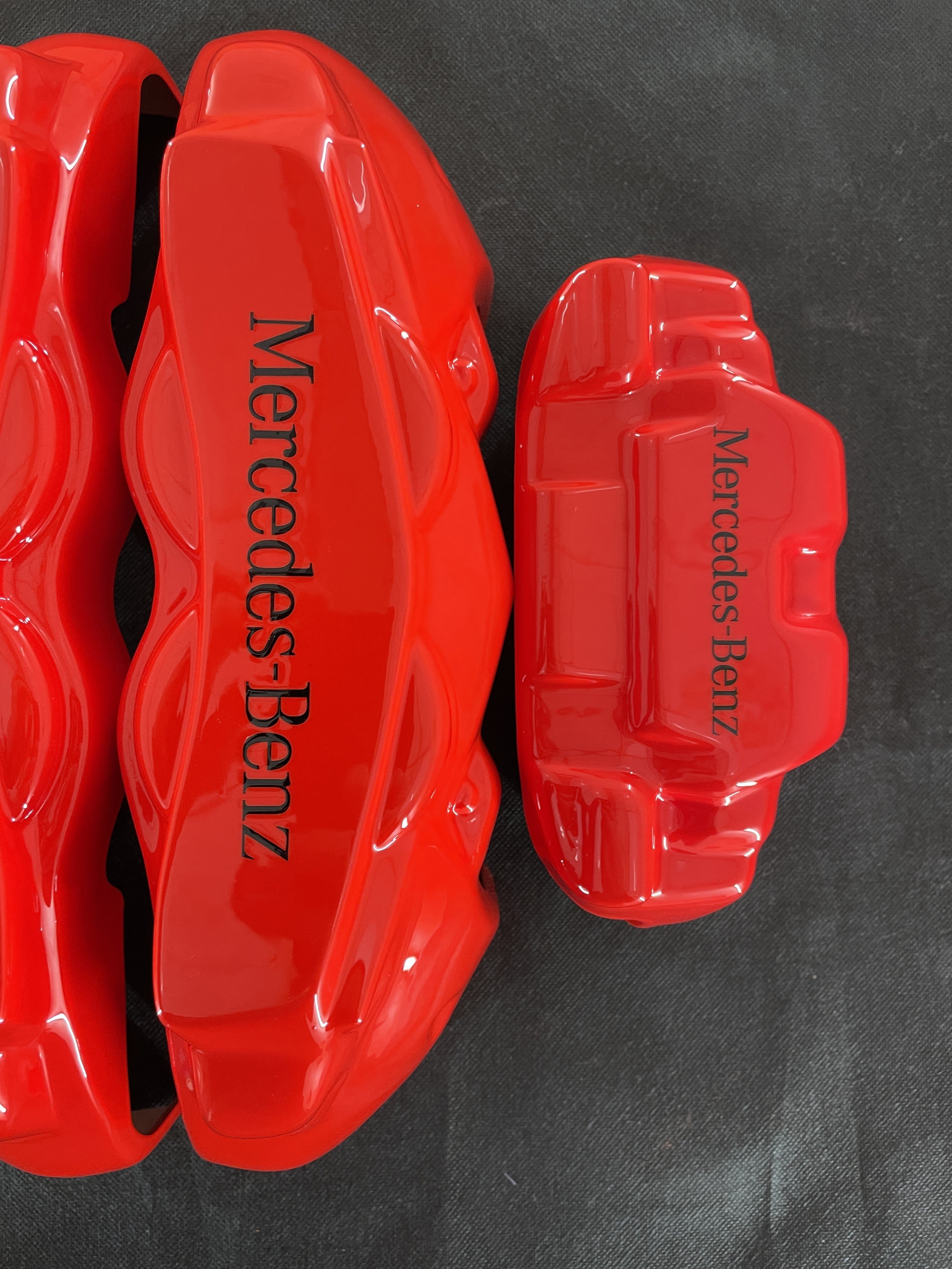 Червоні накладки на гальмівні супорти Mercedes Benz, комплект із 4 шт.