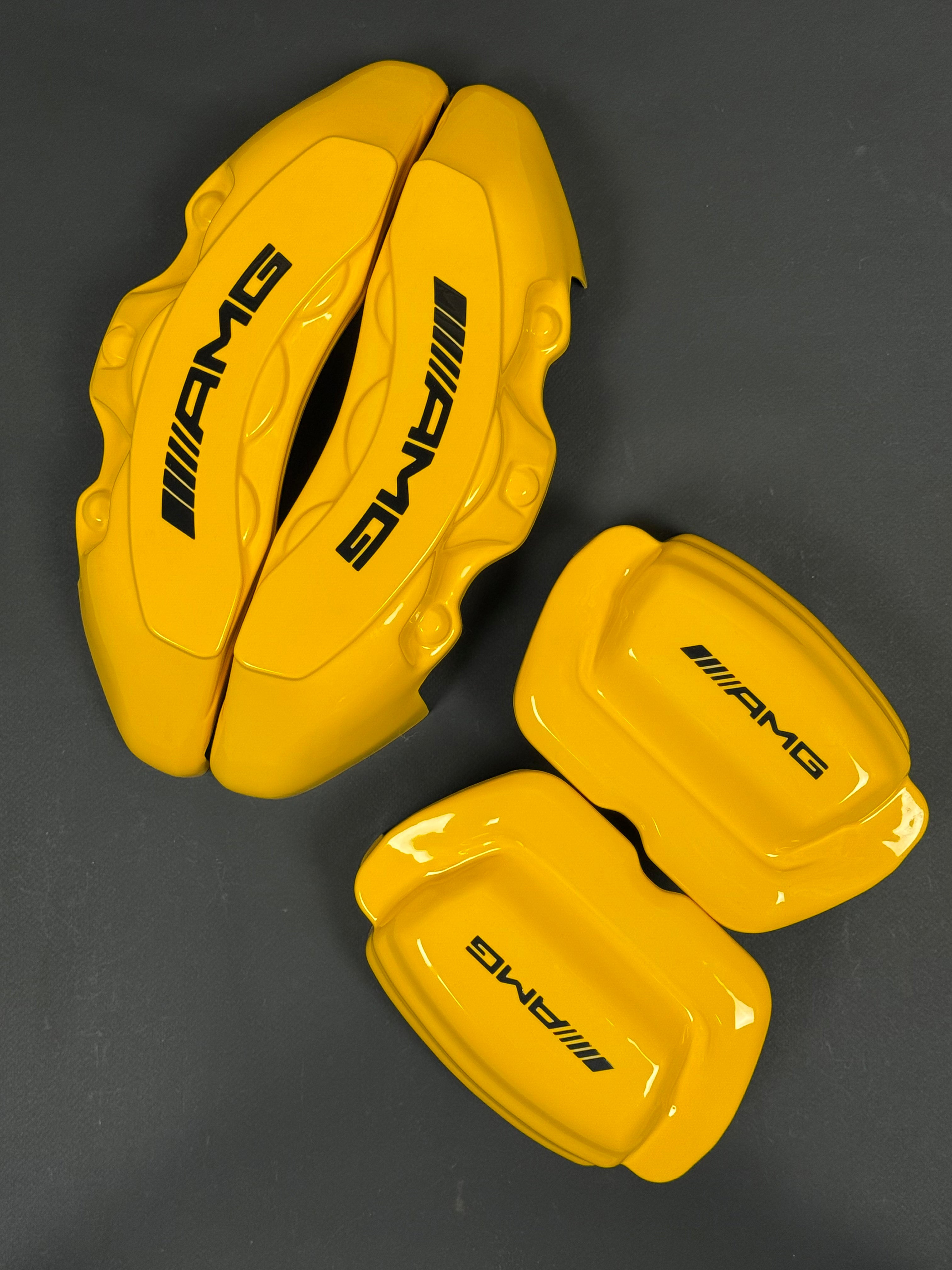 Жовті нестандартні накладки на гальмівні супорти Mercedes Benz GT 2018+, комплект з 4 шт.