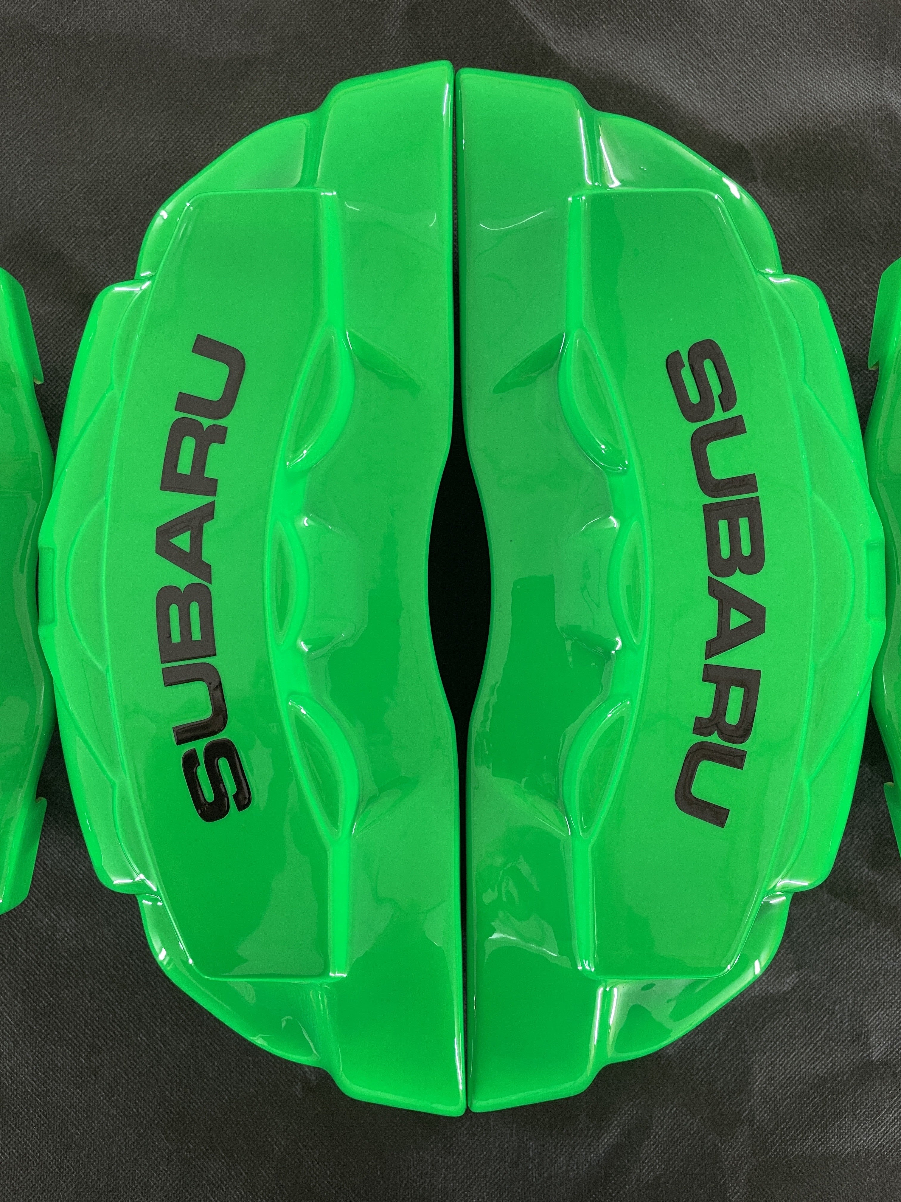 Зелені кастомні накладки на гальмівні супорти Subaru, комплект з 4 шт.