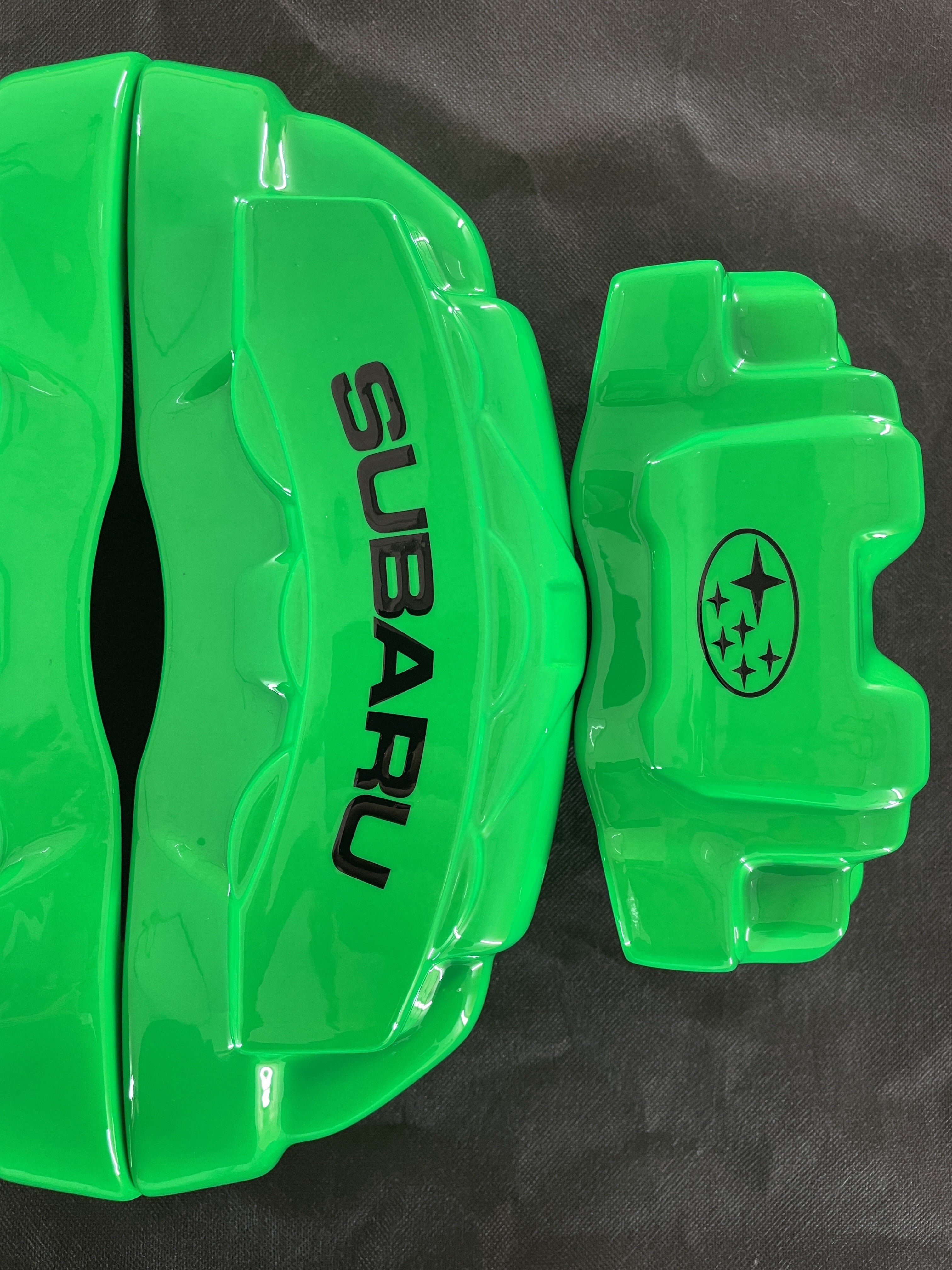 Зелені кастомні накладки на гальмівні супорти Subaru, комплект з 4 шт.