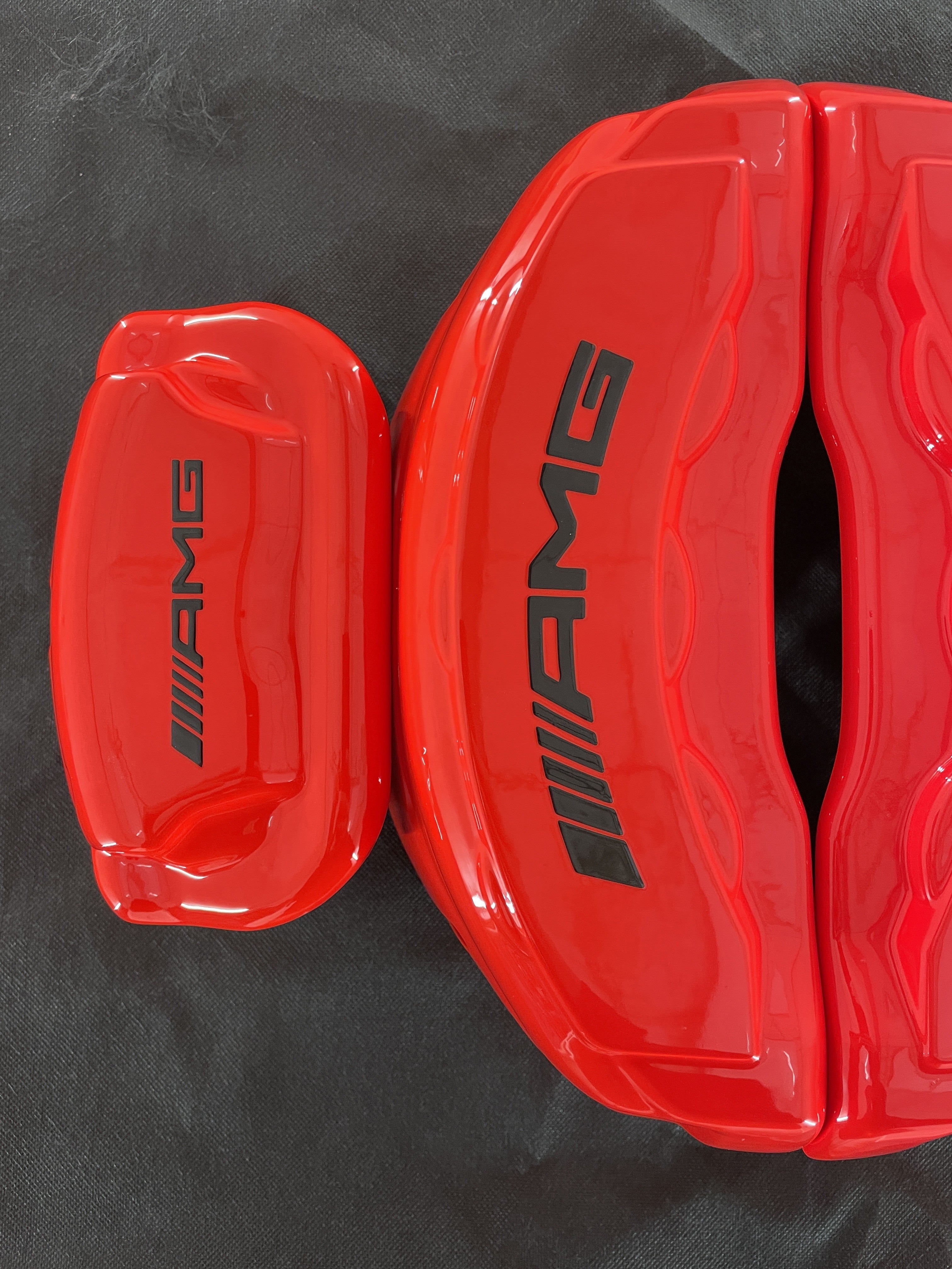 Червоні накладки на гальмівні супорти Mercedes-Benz AMG, комплект із 4 шт.