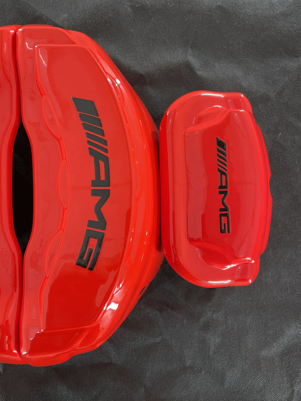 Червоні накладки на гальмівні супорти Mercedes-Benz AMG, комплект із 4 шт.