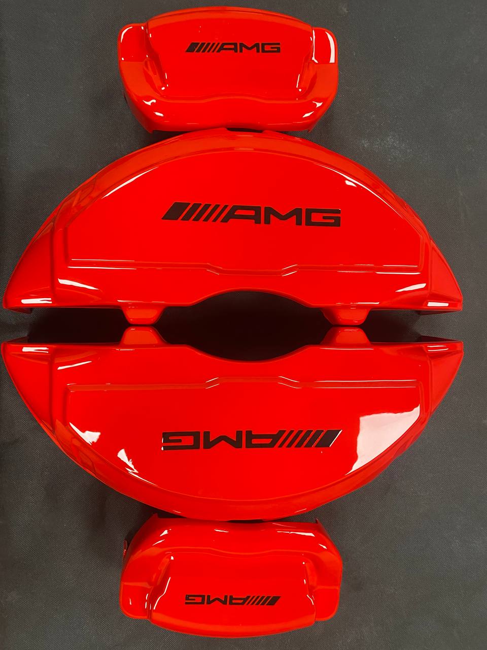 Червоні нестандартні накладки на гальмівні супорти Mercedes-Benz AMG, комплект із 4 штук