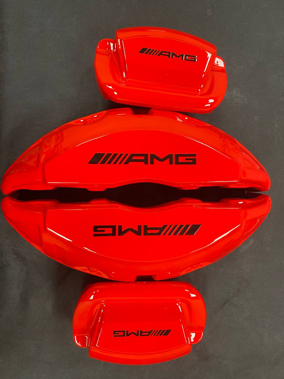 Червоні нестандартні накладки на гальмівні супорти Mercedes-Benz AMG, комплект із 4 штук