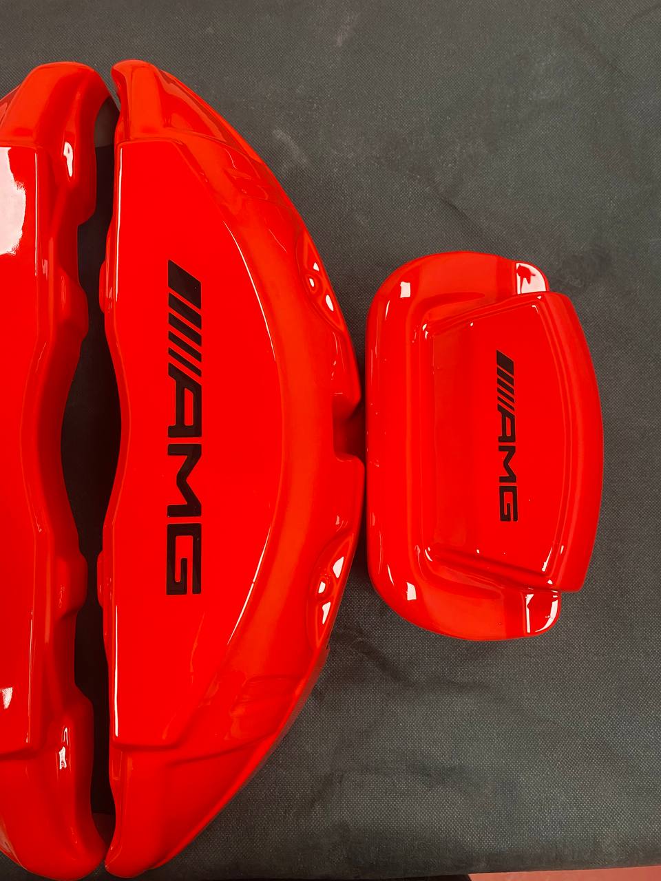 Червоні нестандартні накладки на гальмівні супорти Mercedes-Benz AMG, комплект із 4 штук