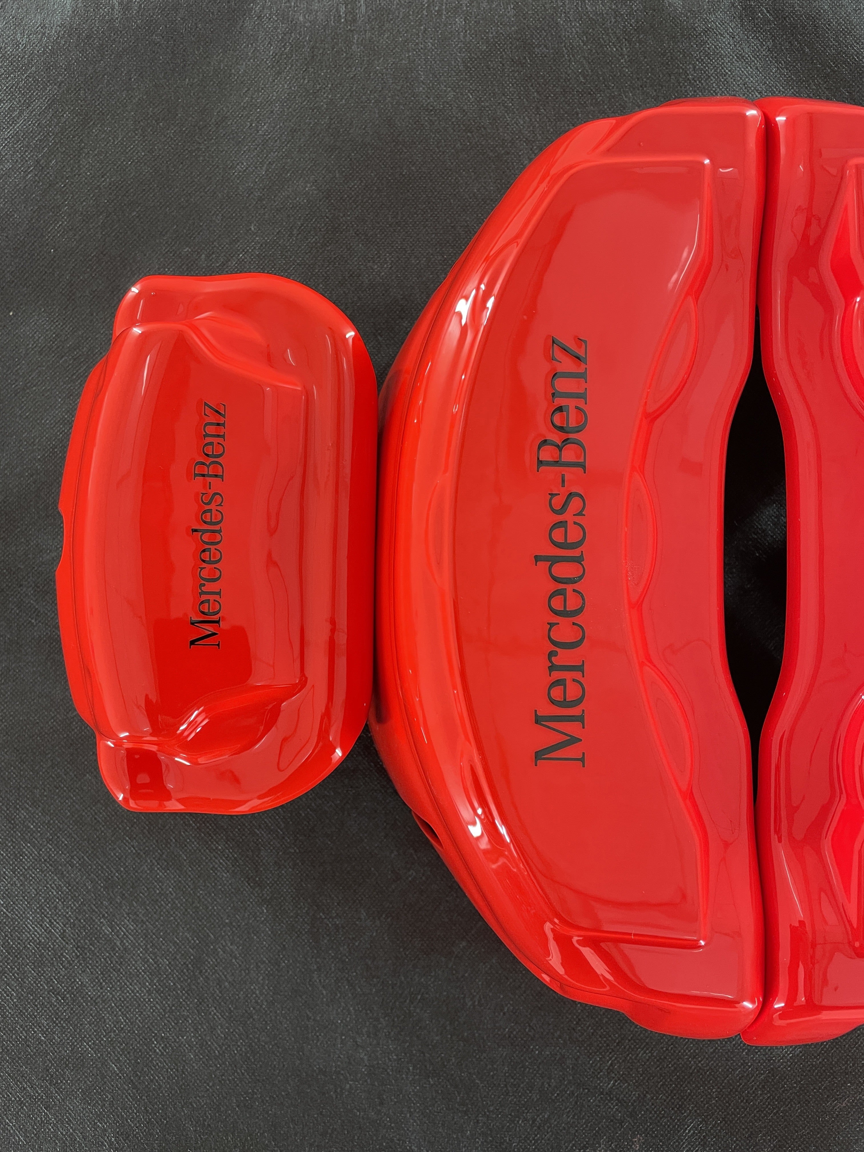 Червоні індивідуальні накладки на гальмівні супорти Mercedes-Benz, комплект із 4 шт.