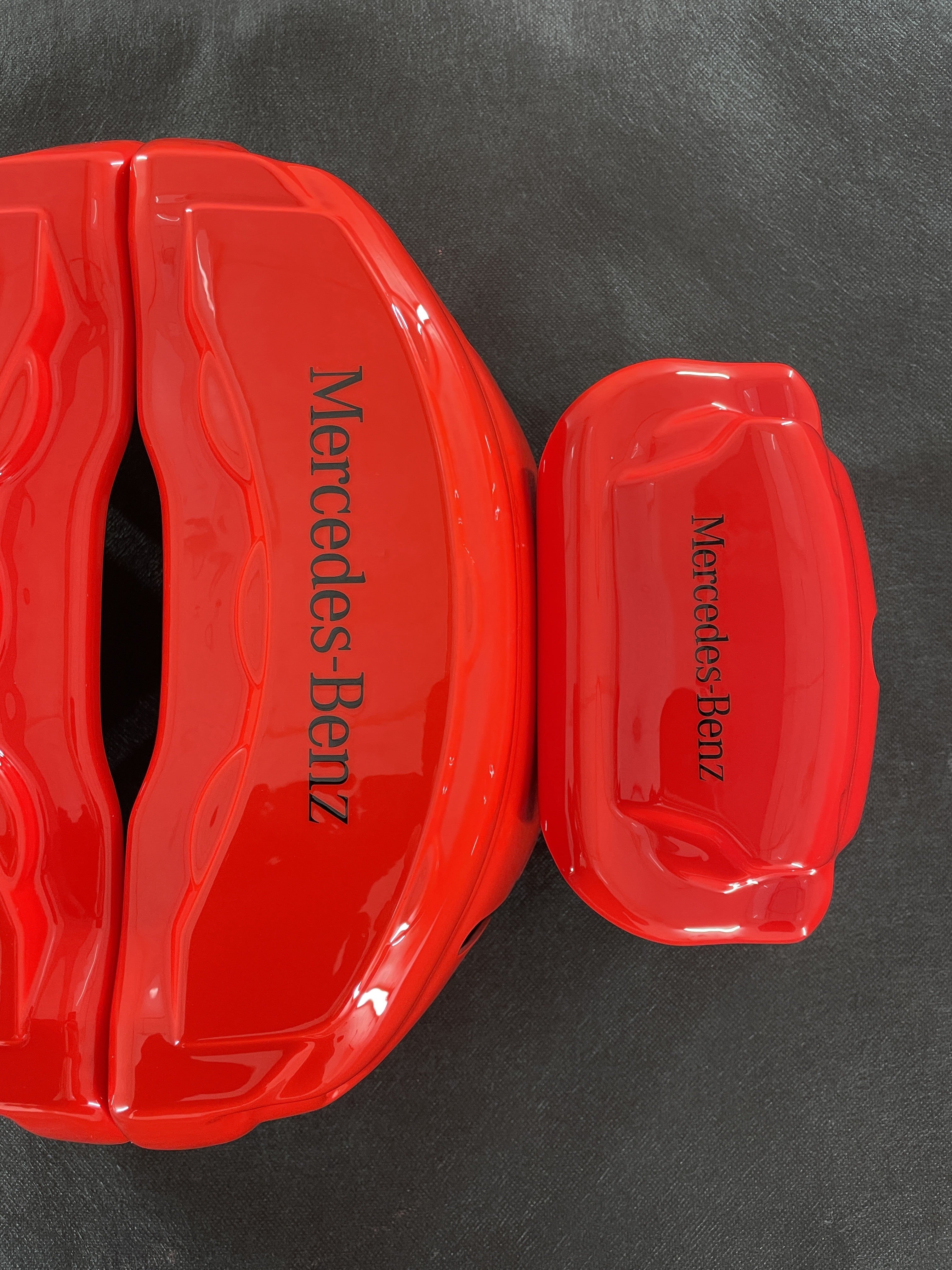 Червоні індивідуальні накладки на гальмівні супорти Mercedes-Benz, комплект із 4 шт.