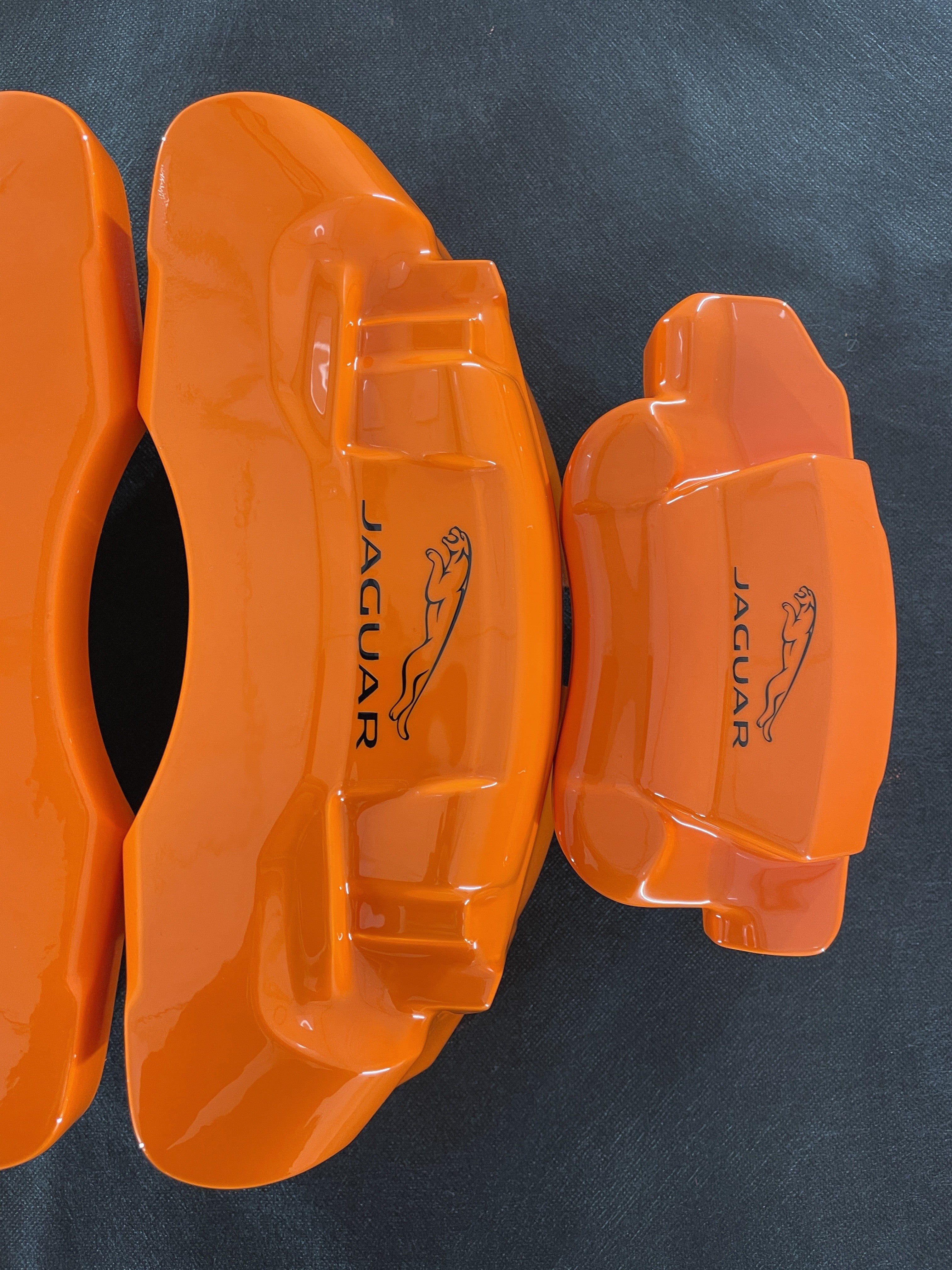 Помаранчеві кастомні накладки на гальмівні супорти Jaguar F-Type 2014-2020, комплект з 4 шт.