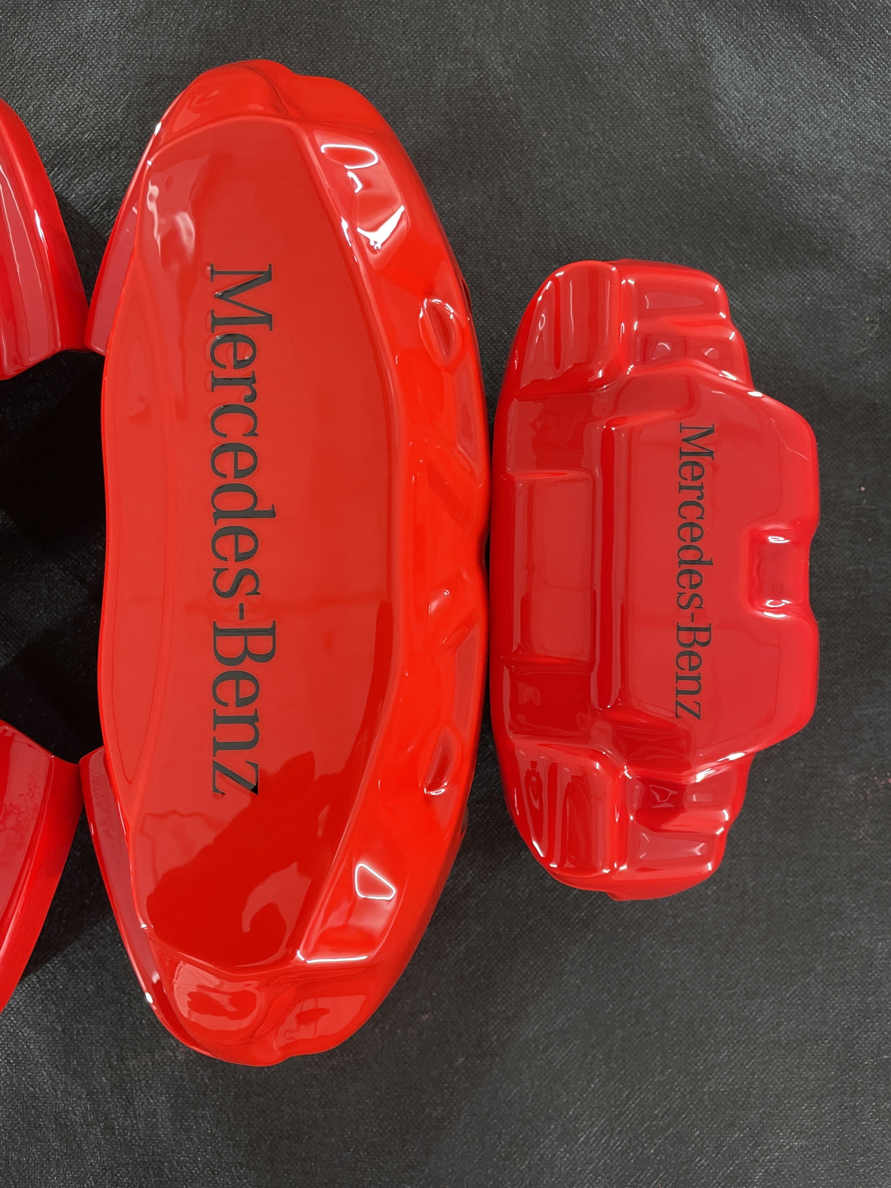 Червоні тюнінговані накладки на гальмівні супорти Mercedes-Benz, комплект із 4 шт.