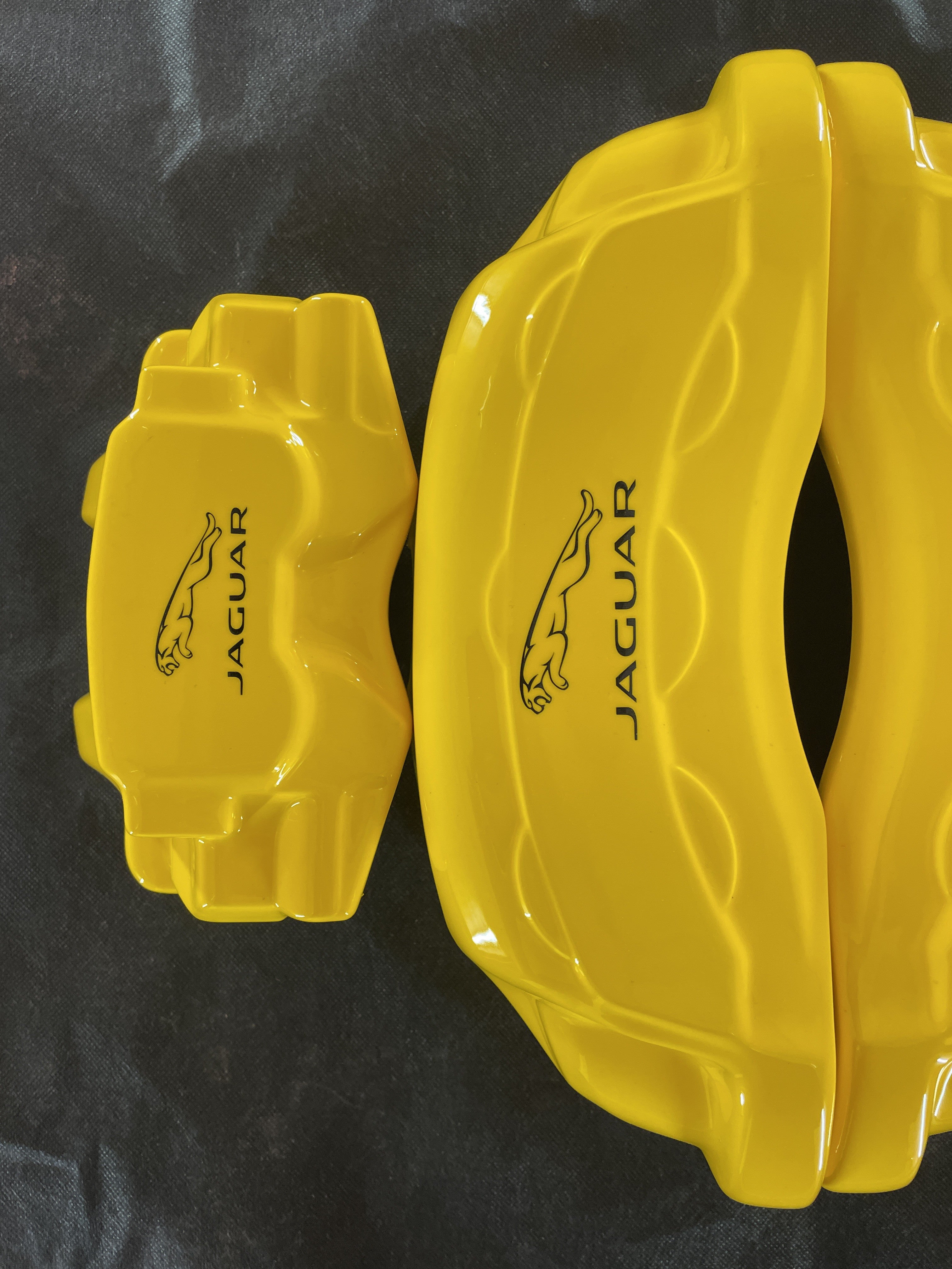 Жовті нестандартні накладки на гальмівні супорти Jaguar F-Pace 2014-2020, комплект з 4 шт.