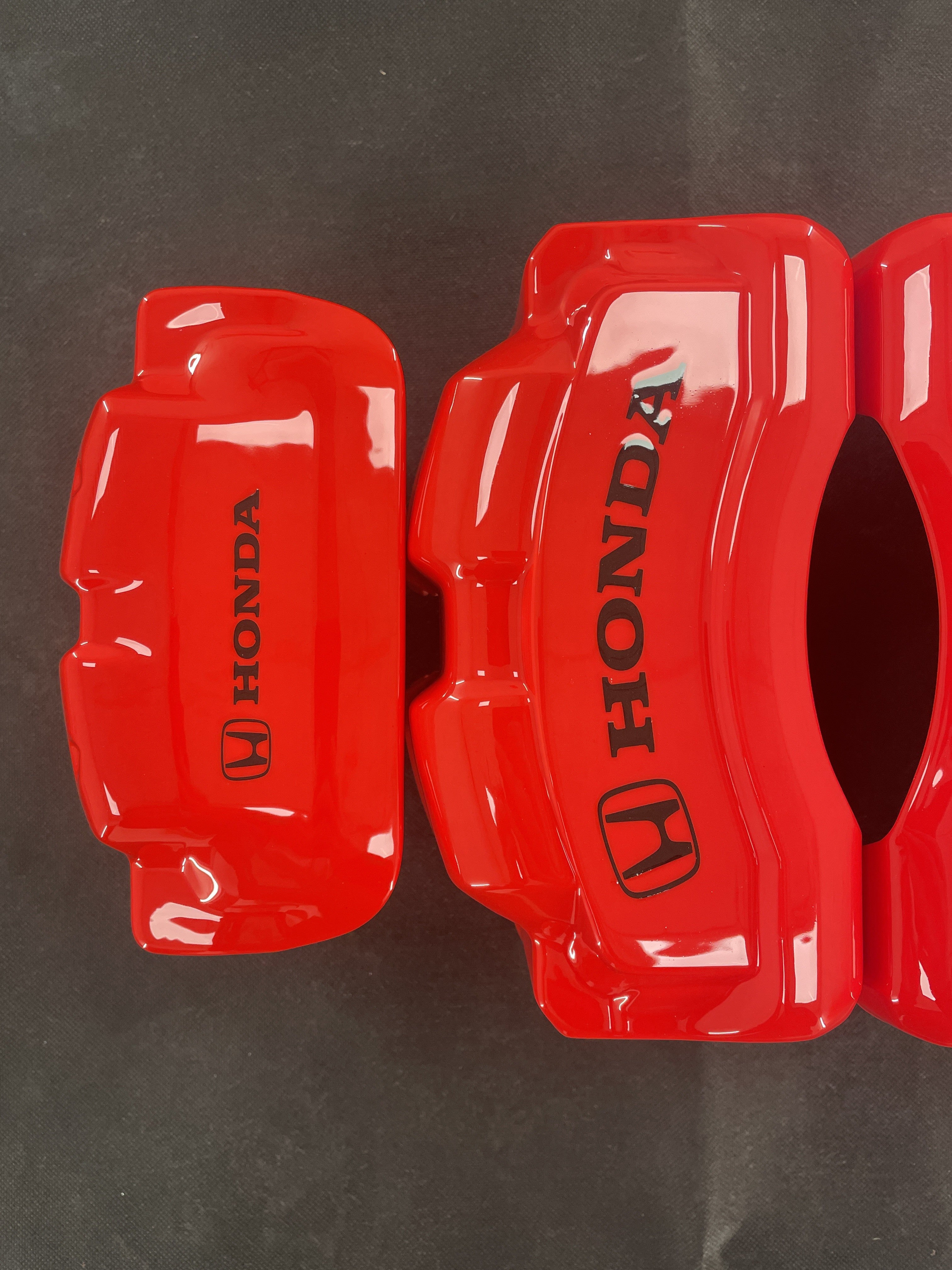 Червоні спеціальні накладки на гальмівні супорти Honda HR-V 2023-2025, комплект з 4 шт.