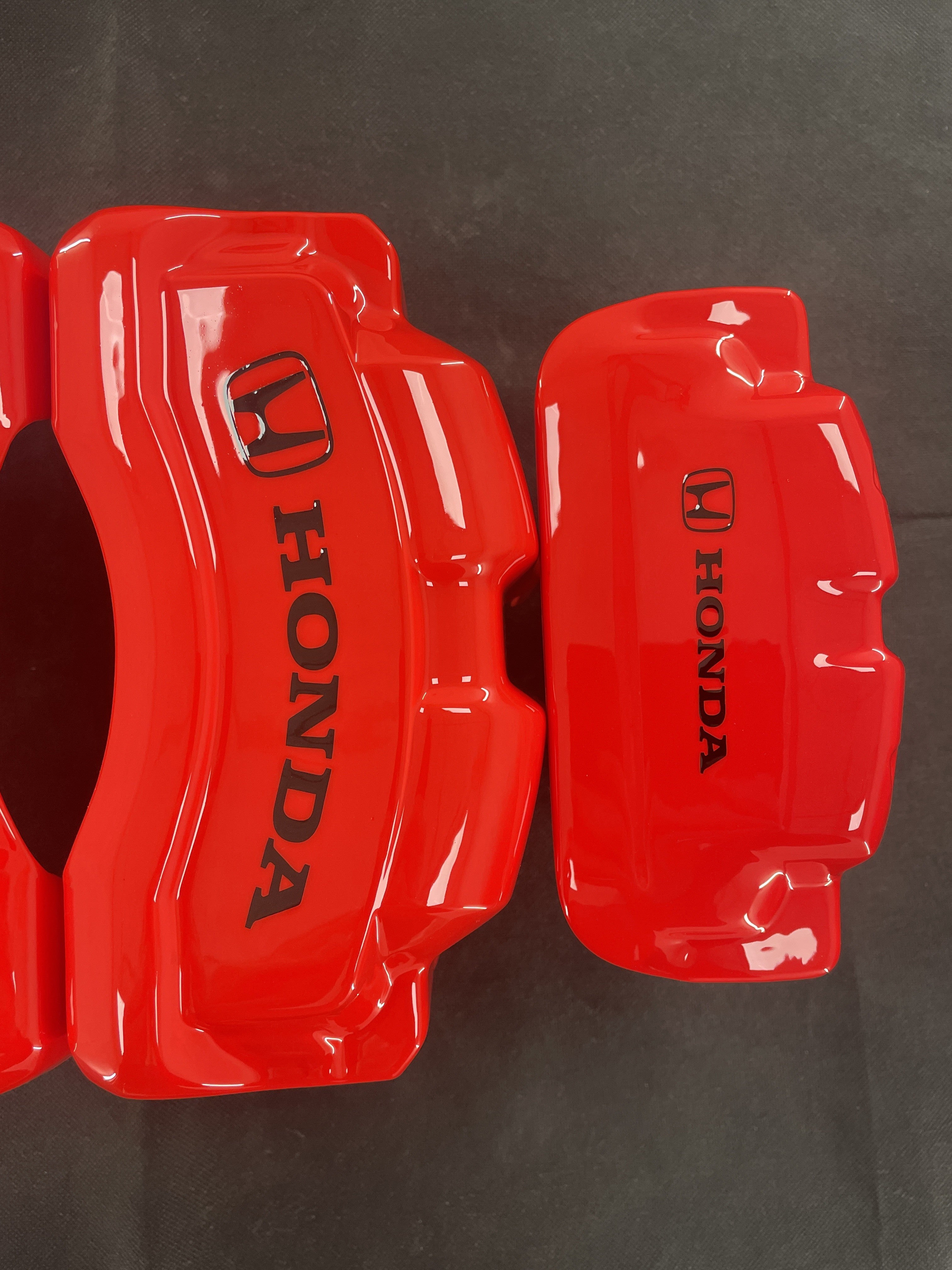 Червоні спеціальні накладки на гальмівні супорти Honda HR-V 2023-2025, комплект з 4 шт.