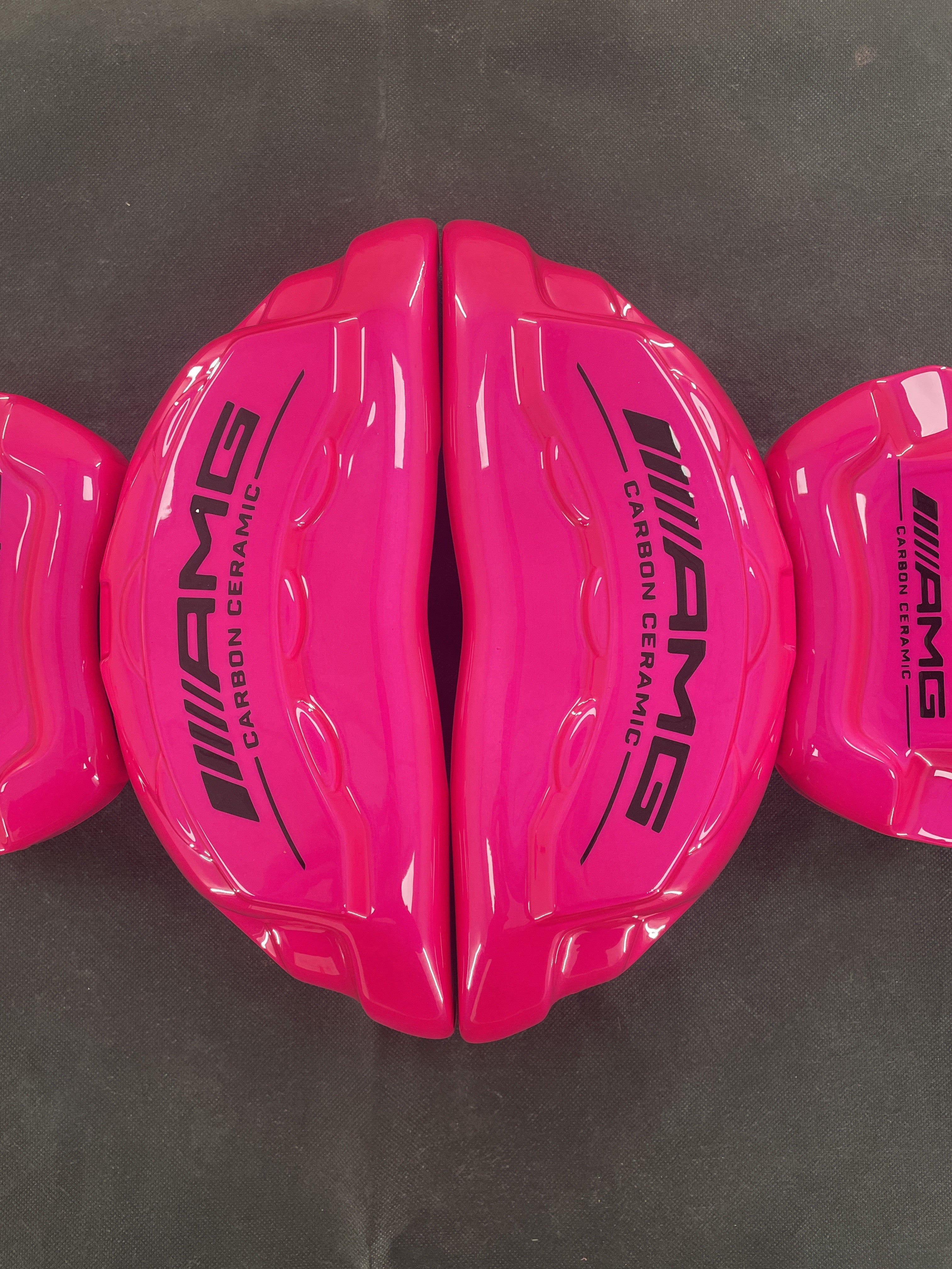 Рожеві кастомні накладки на гальмівні супорти Mercedes-Benz AMG, комплект із 4 шт.