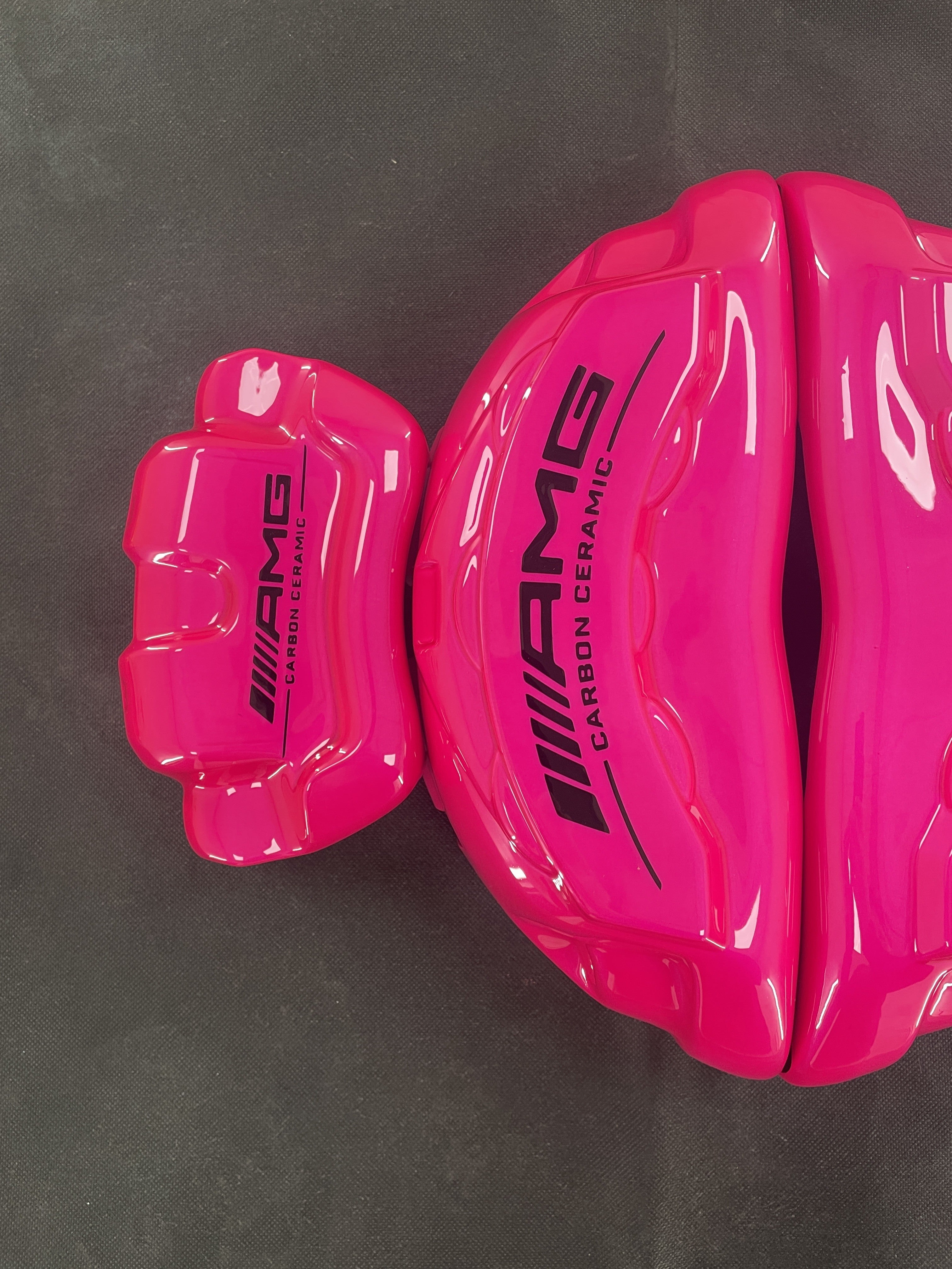 Рожеві кастомні накладки на гальмівні супорти Mercedes-Benz AMG, комплект із 4 шт.