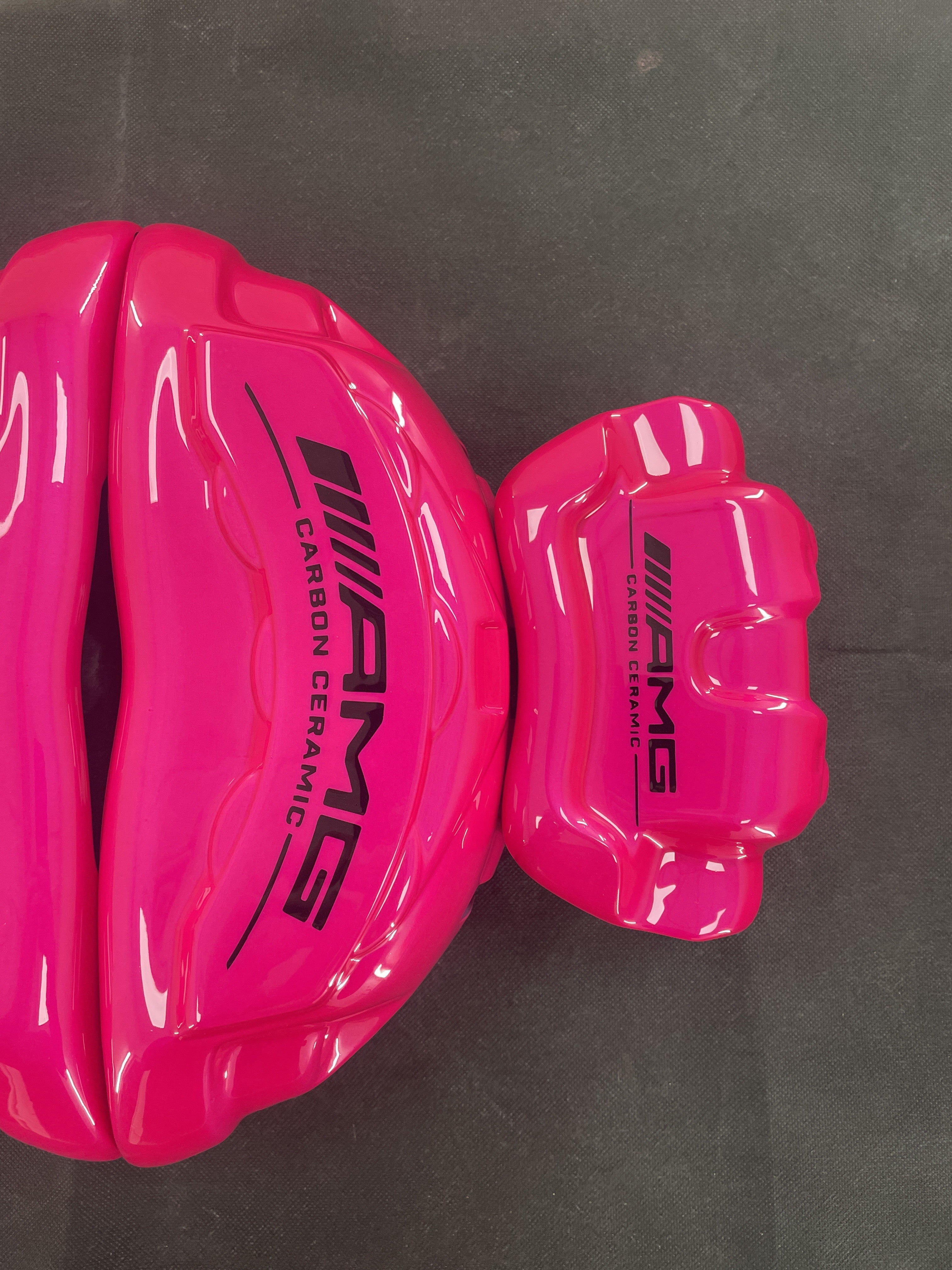 Рожеві кастомні накладки на гальмівні супорти Mercedes-Benz AMG, комплект із 4 шт.