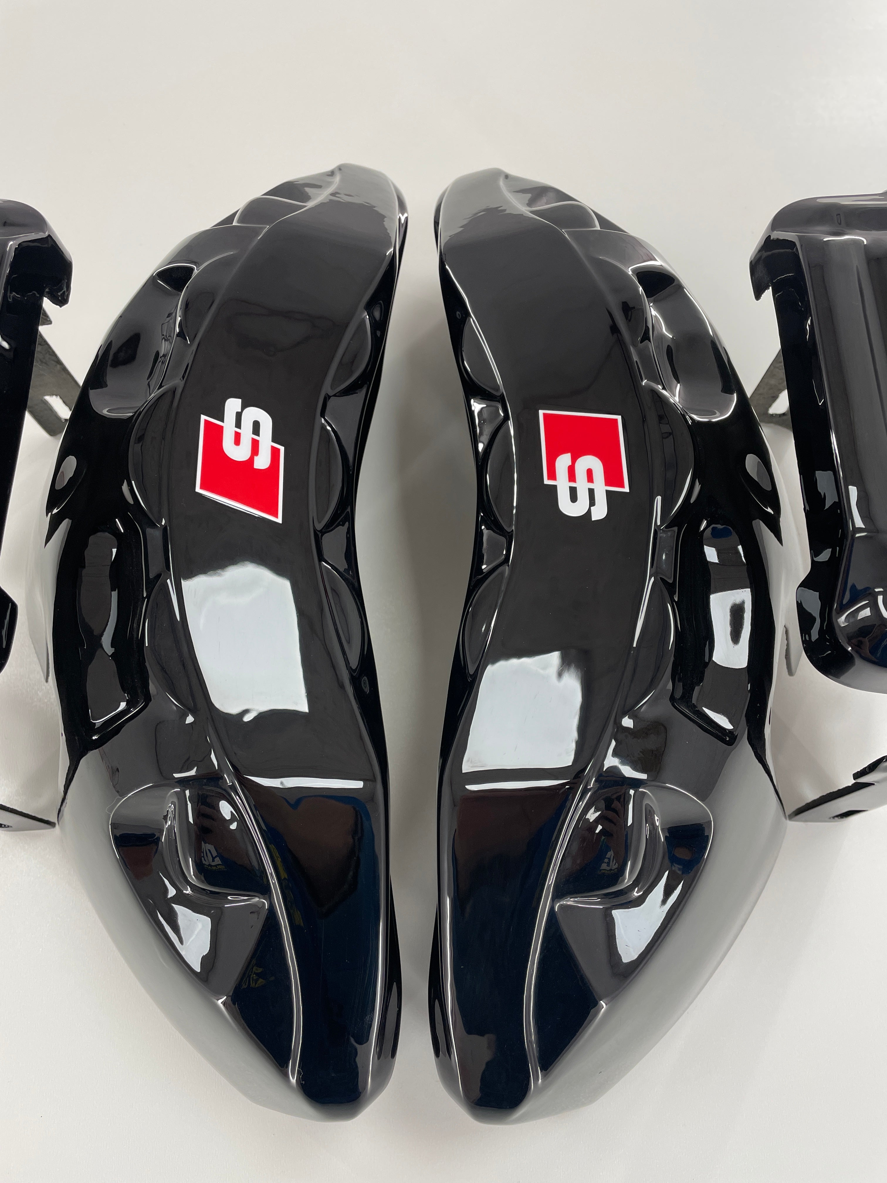 Чорні кастомні чохли на гальмівні супорти Audi A6, A7, A8, Q7, SQ7, Q8 2016-2023, комплект з 4 шт.