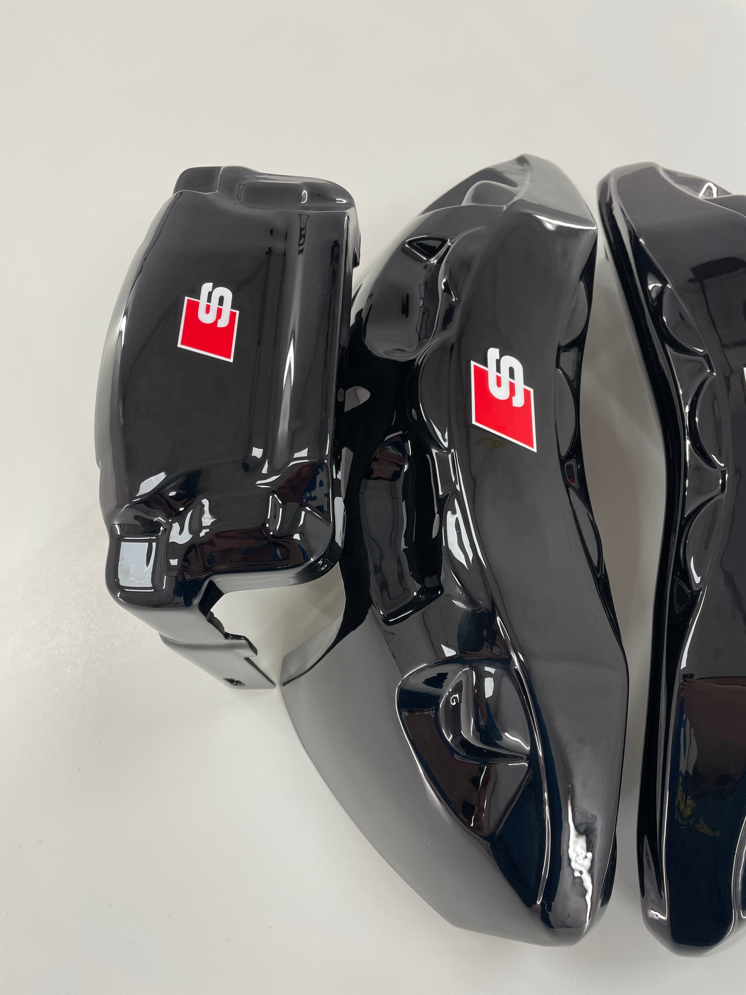 Чорні кастомні чохли на гальмівні супорти Audi A6, A7, A8, Q7, SQ7, Q8 2016-2023, комплект з 4 шт.