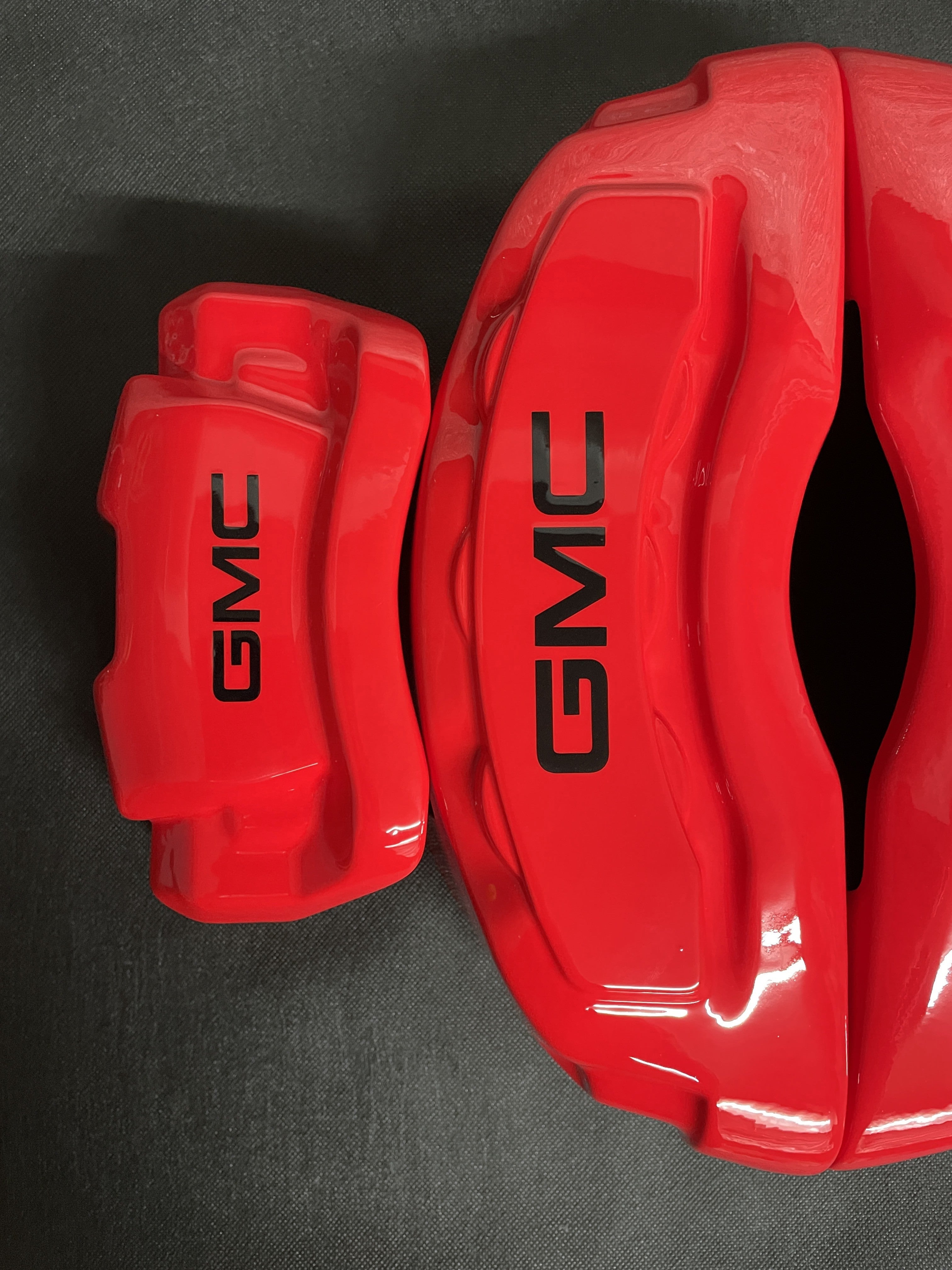 Червоні індивідуальні накладки на гальмівні супорти GMC, комплект із 4 шт.