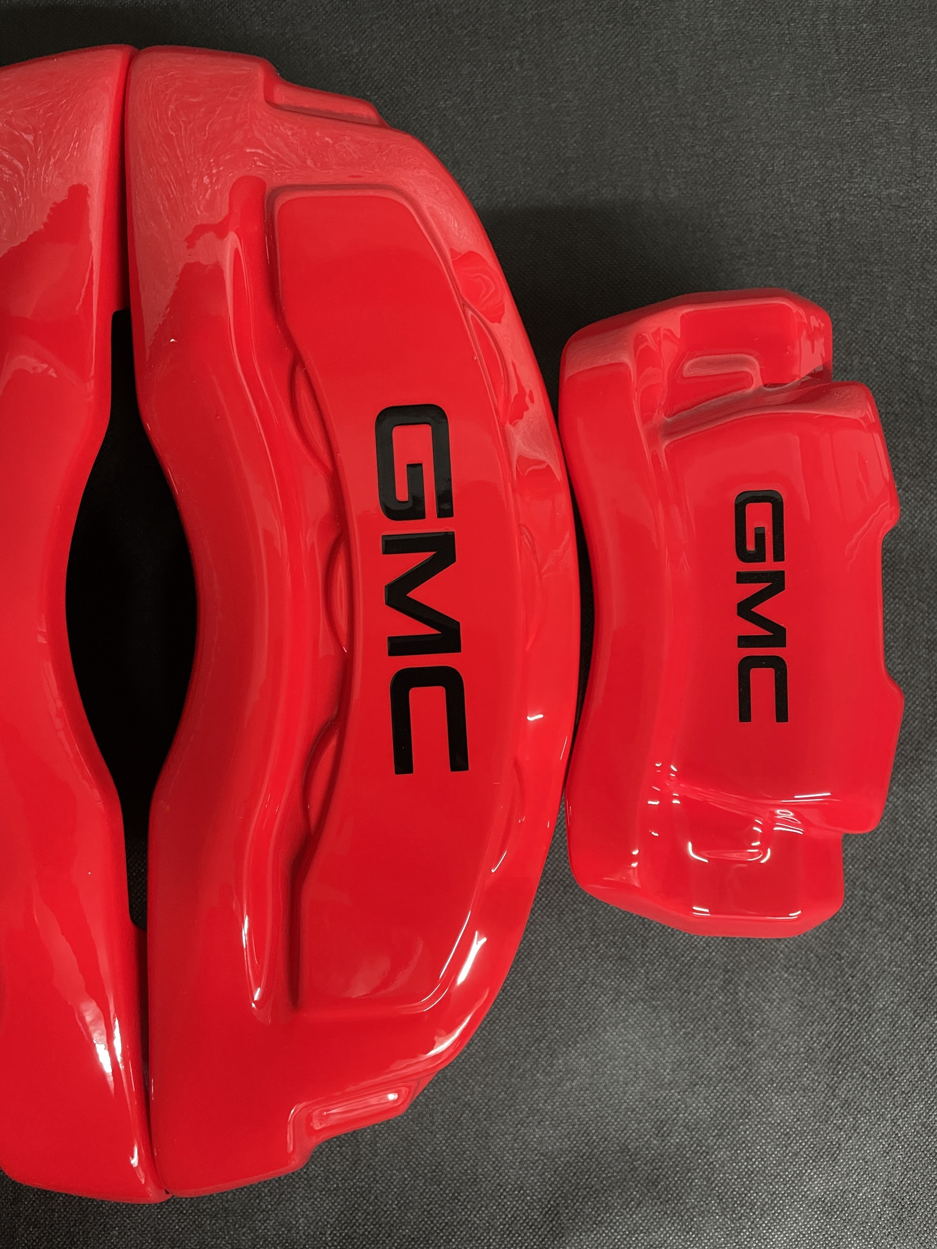 Червоні індивідуальні накладки на гальмівні супорти GMC, комплект із 4 шт.